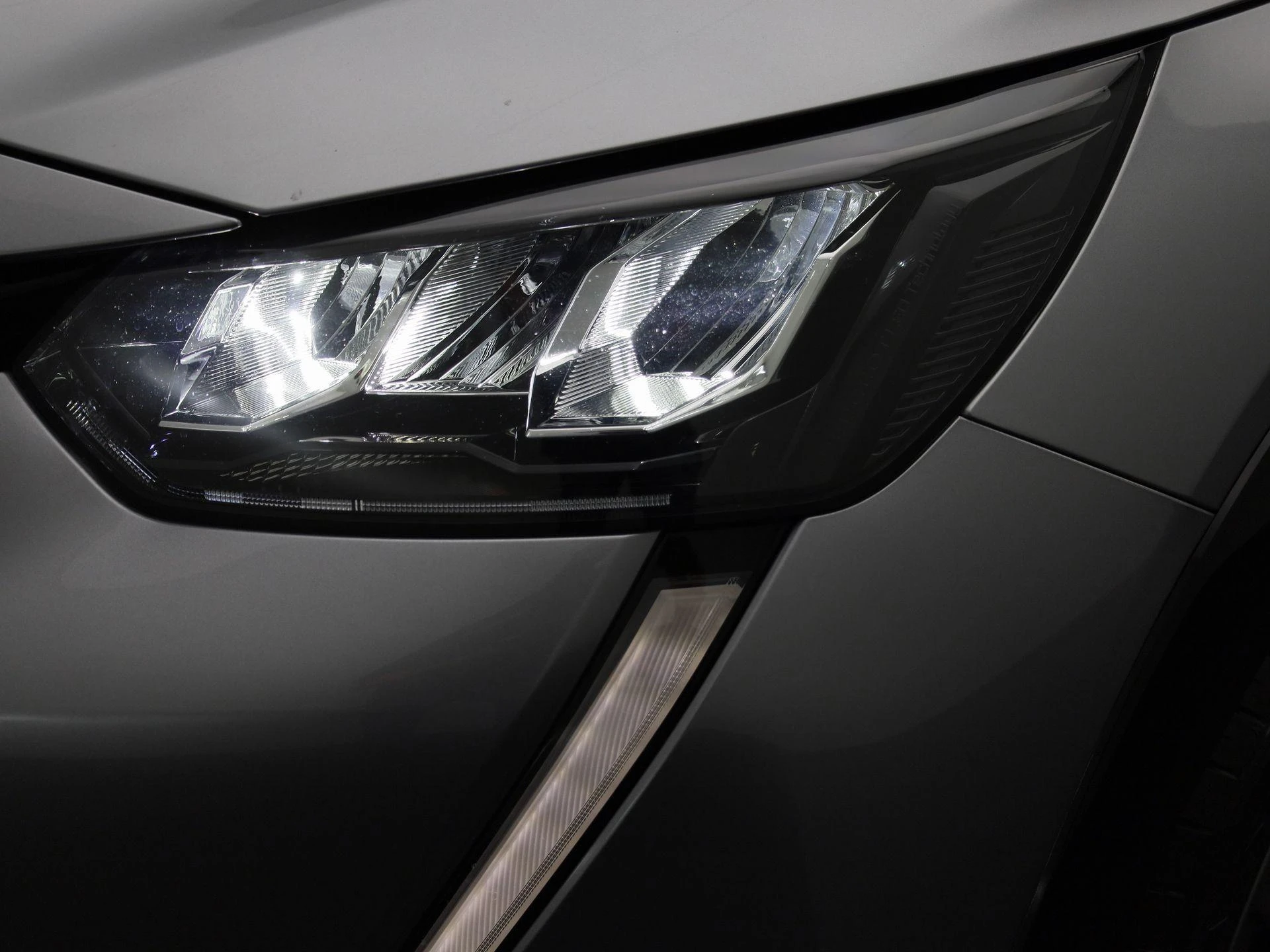 Peugeot-e-208-image-16