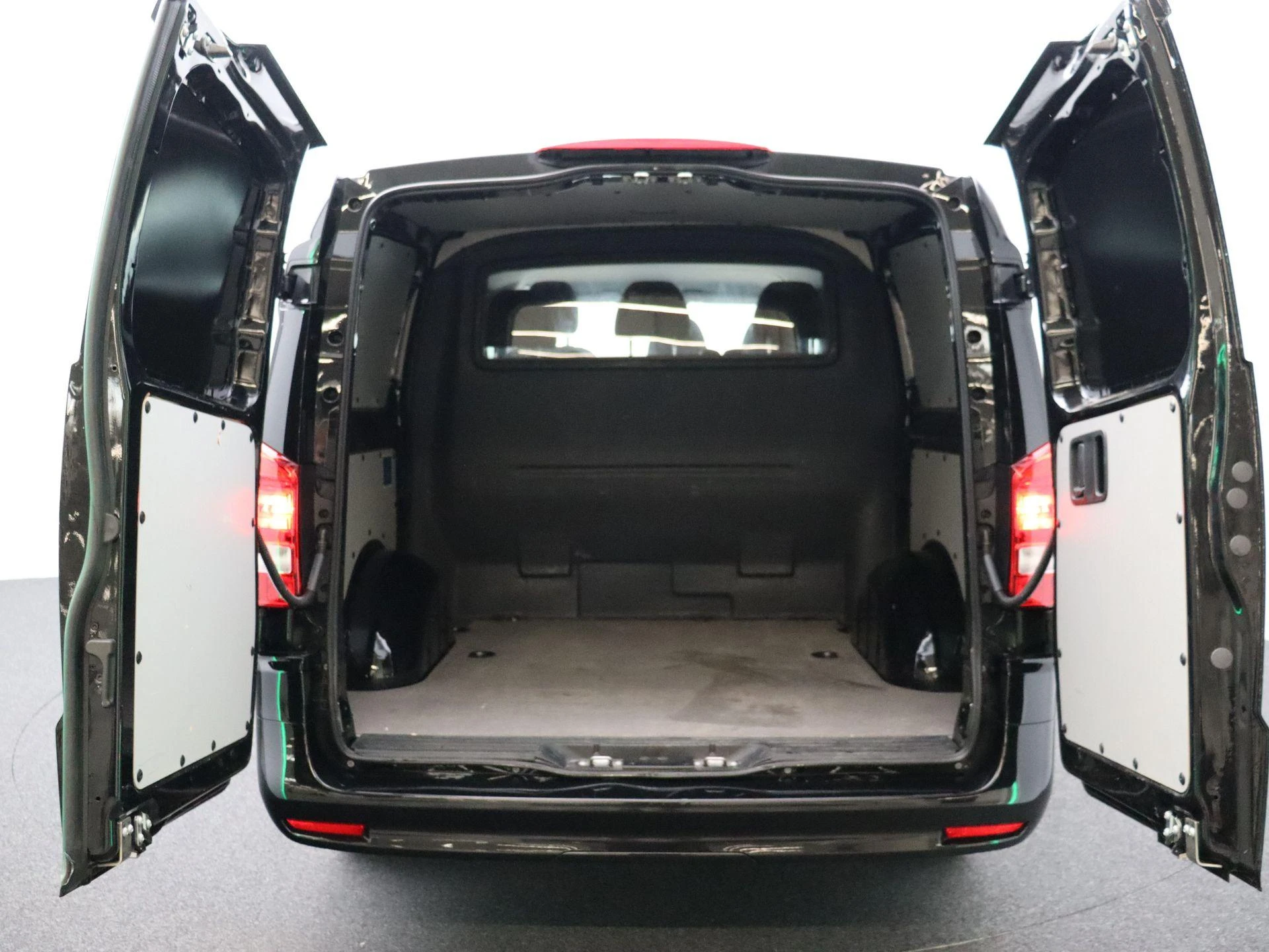 Mercedes-Benz-Vito-image-21