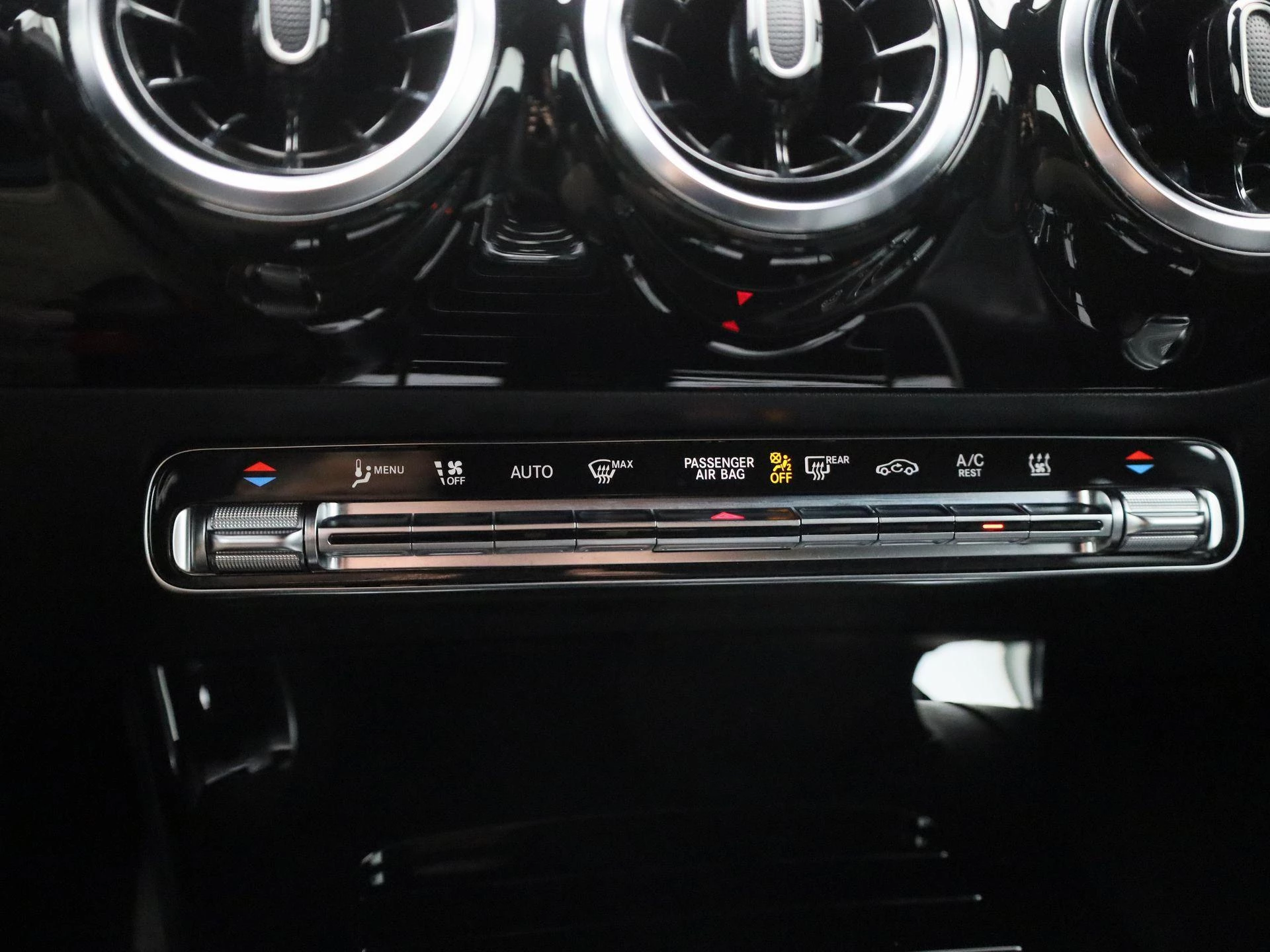 Mercedes-Benz-CLA-image-16