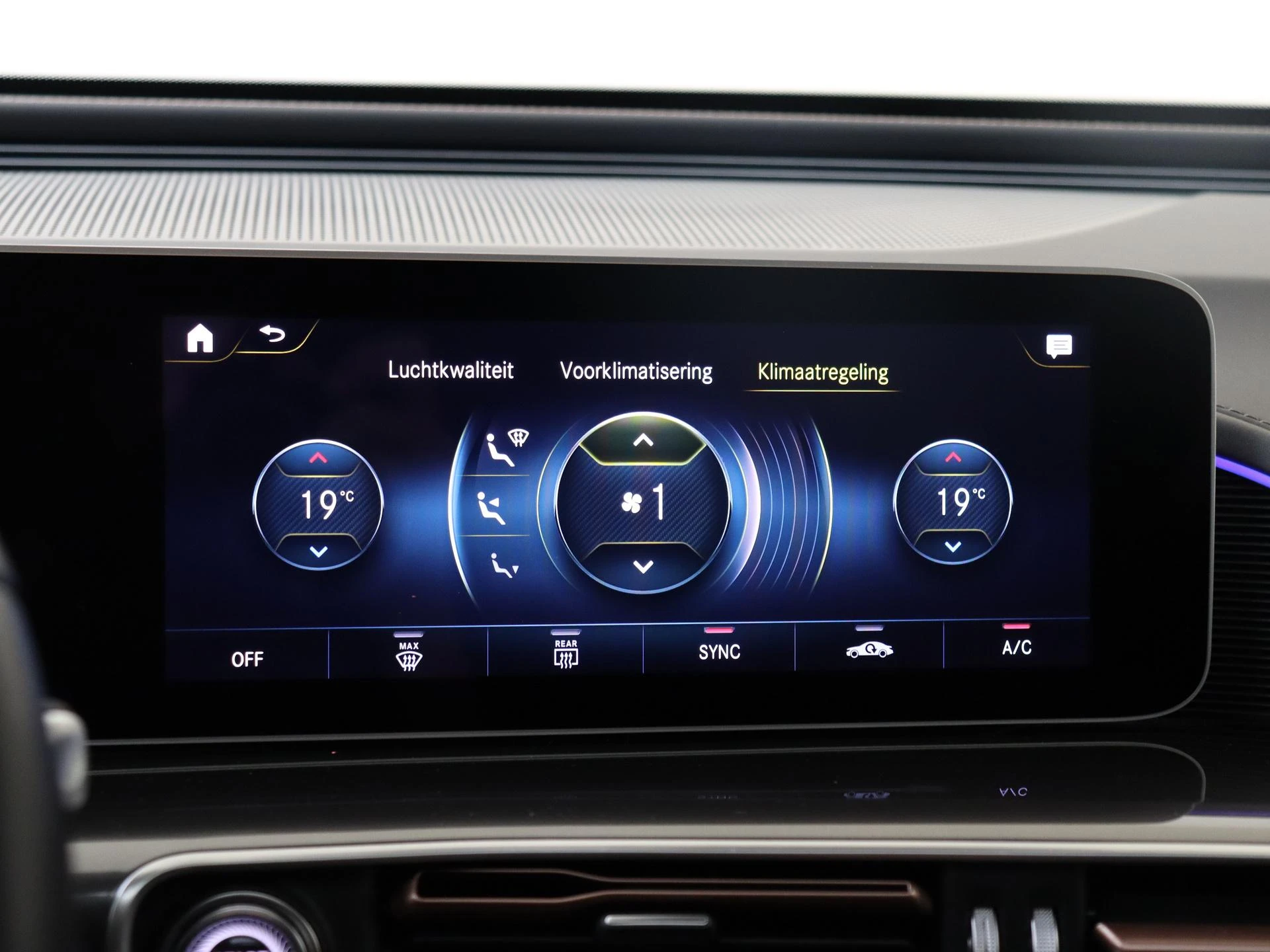 Mercedes-Benz-EQC-image-18