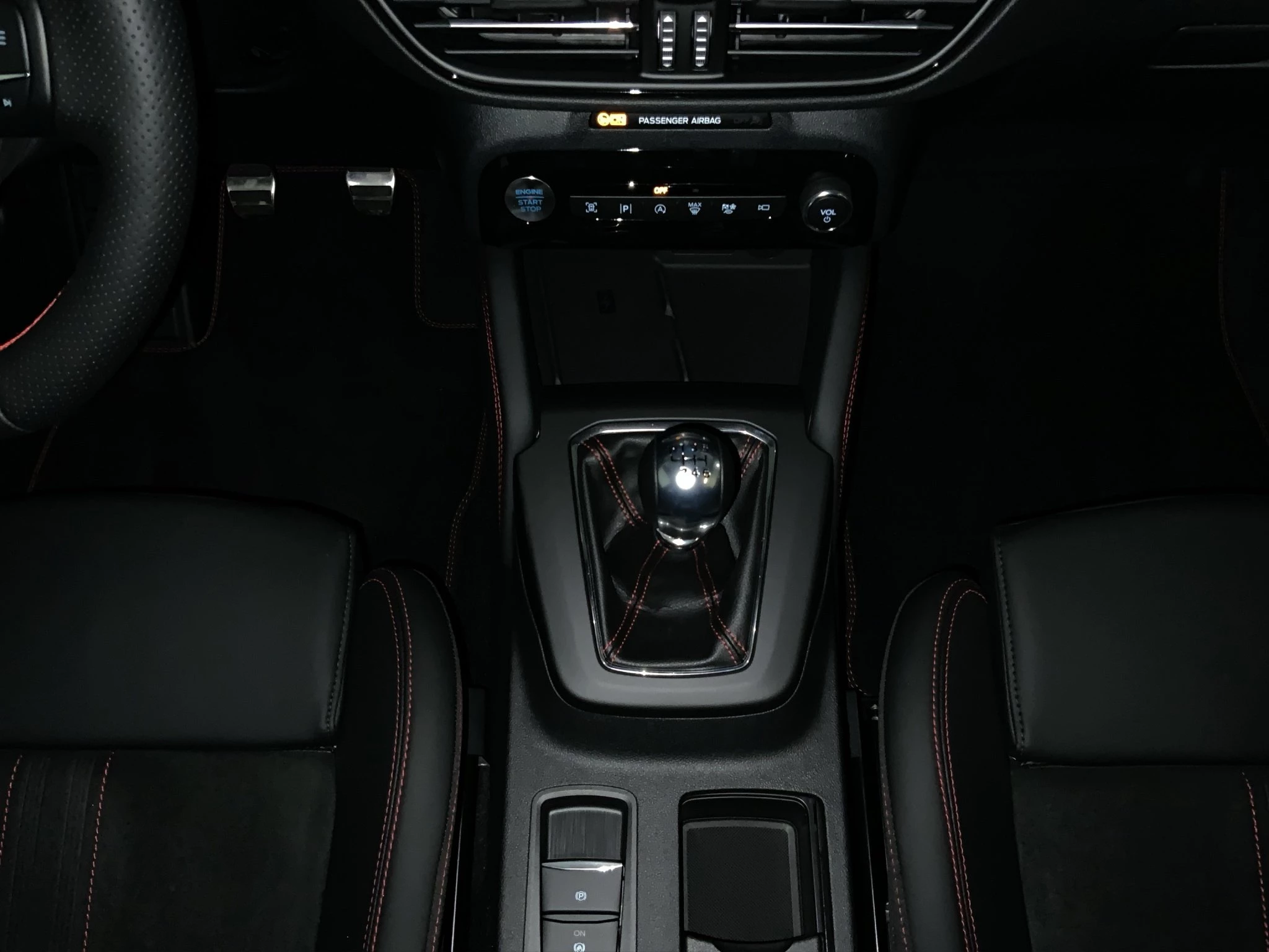 Ford Kuga ST-Line X Aut.*PANO*AHK*360GRAD*LED-MATRIX*NAVI*GRA*WINTER-PKT..
