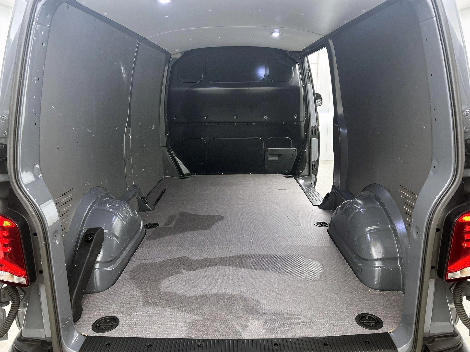 Volkswagen-Transporter-image-15