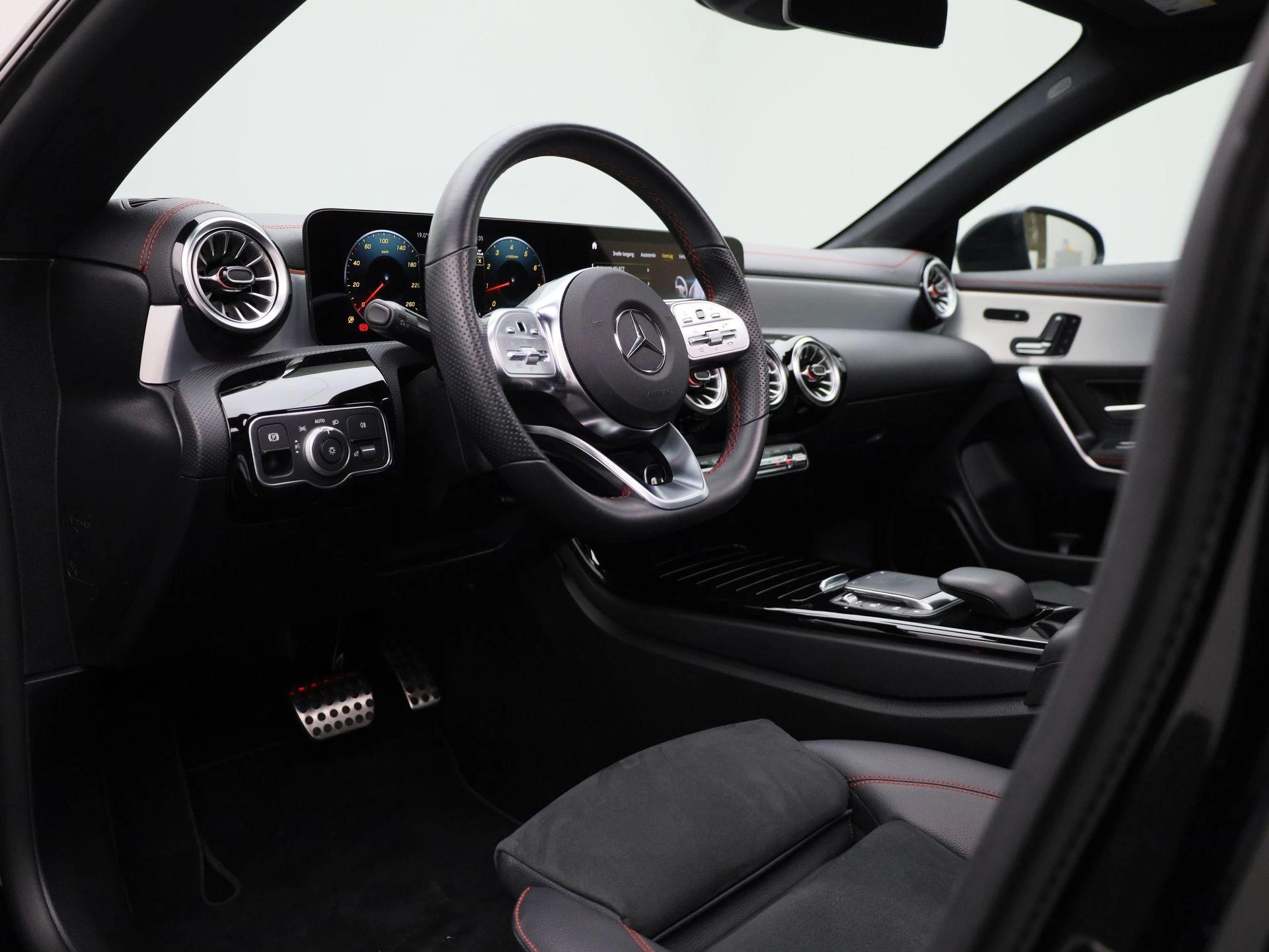 Mercedes-Benz-CLA-image-35