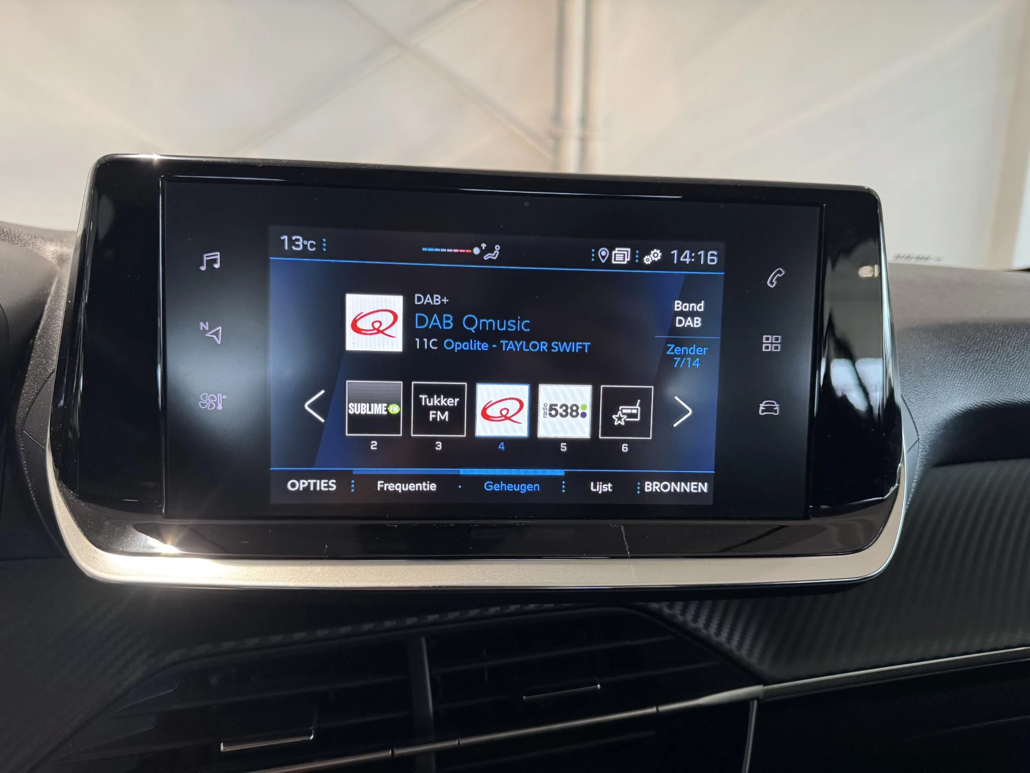 Peugeot-208-image-19