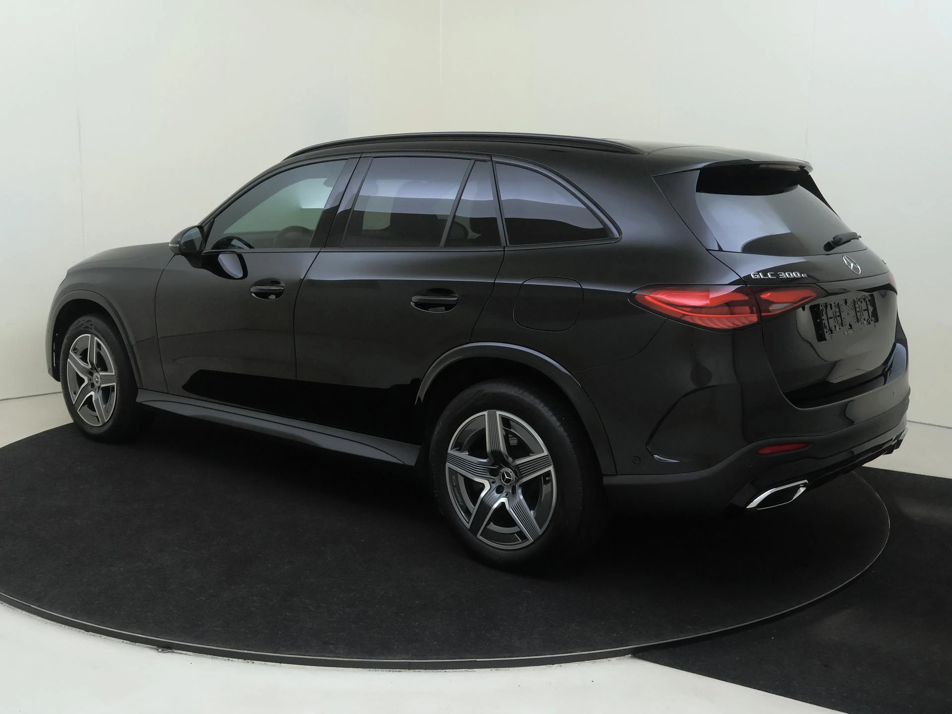 Mercedes-Benz-GLC-image-2