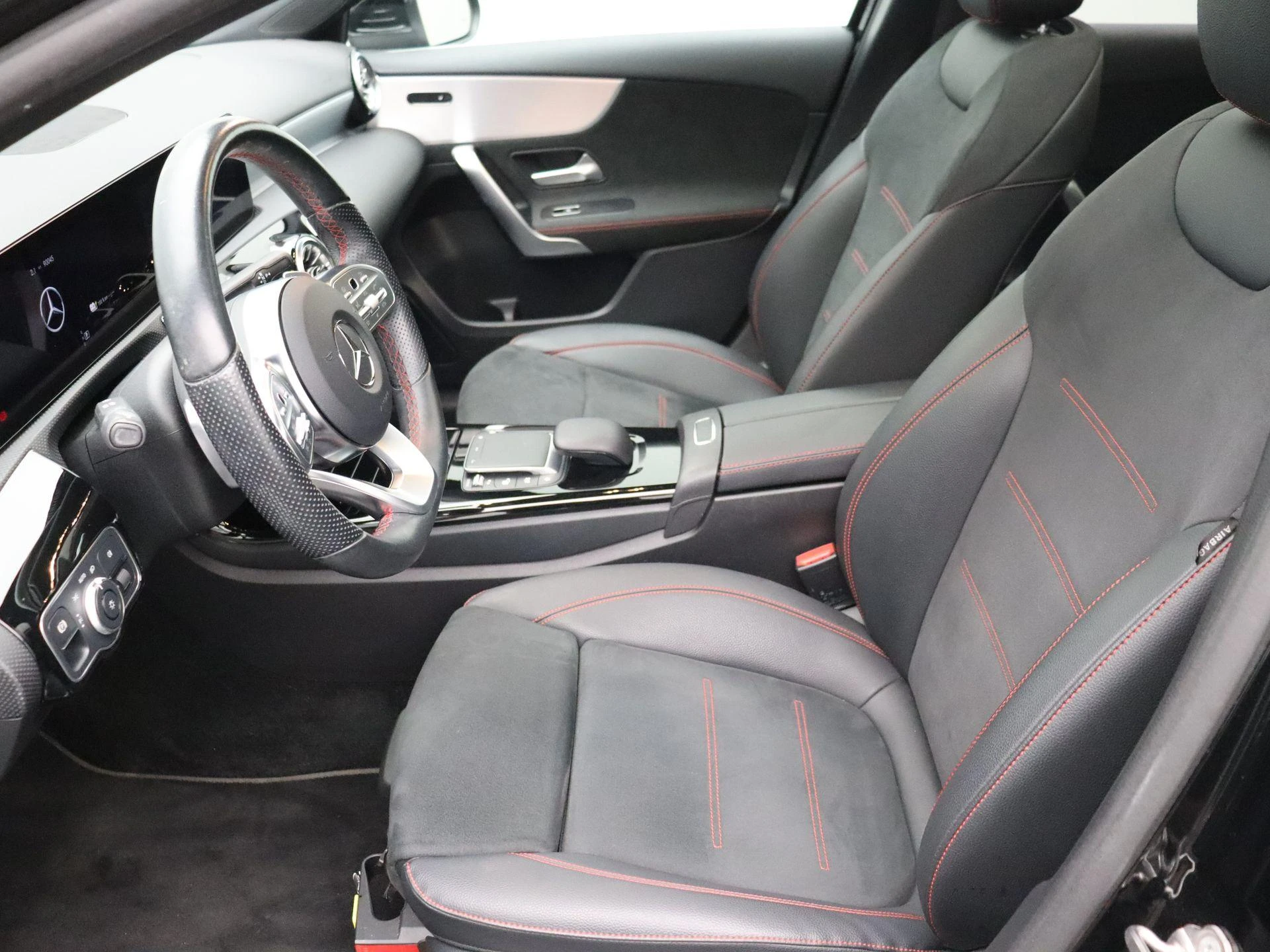 Mercedes-Benz A-Klasse 250 e Sedan AMG Line + PANO DAK + MULTIBEAM LED + CARPLAY +