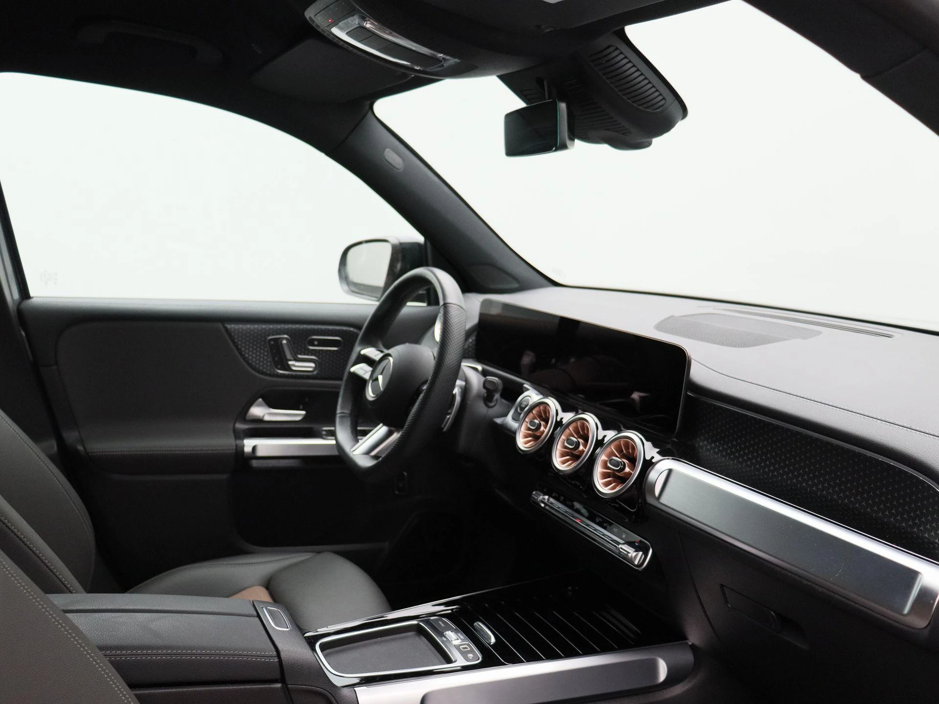 Mercedes-Benz-EQB-image-13