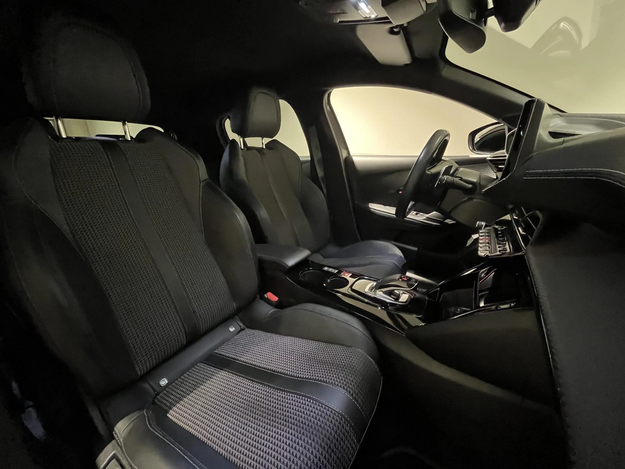 Peugeot-208-image-18