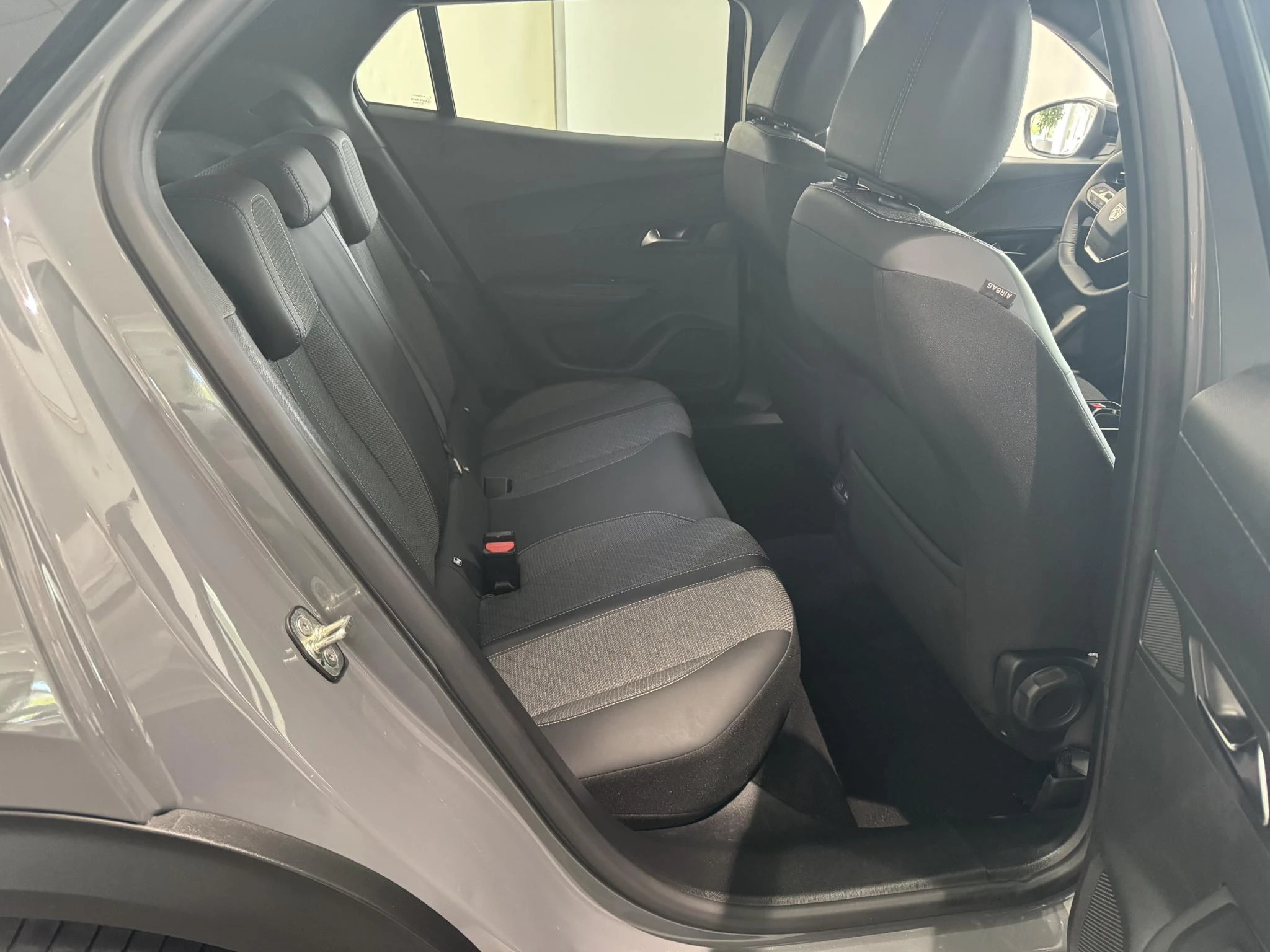 Peugeot-e-2008-image-5