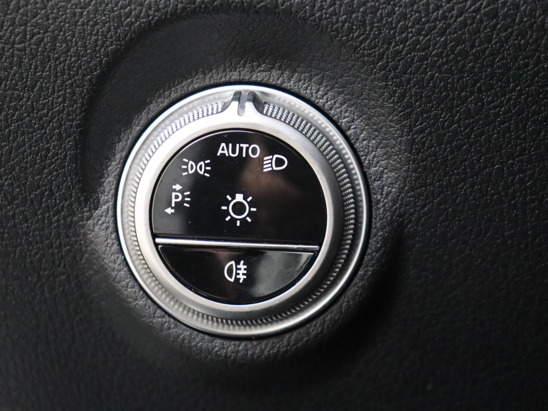 Mercedes-Benz-C-Klasse-image-23