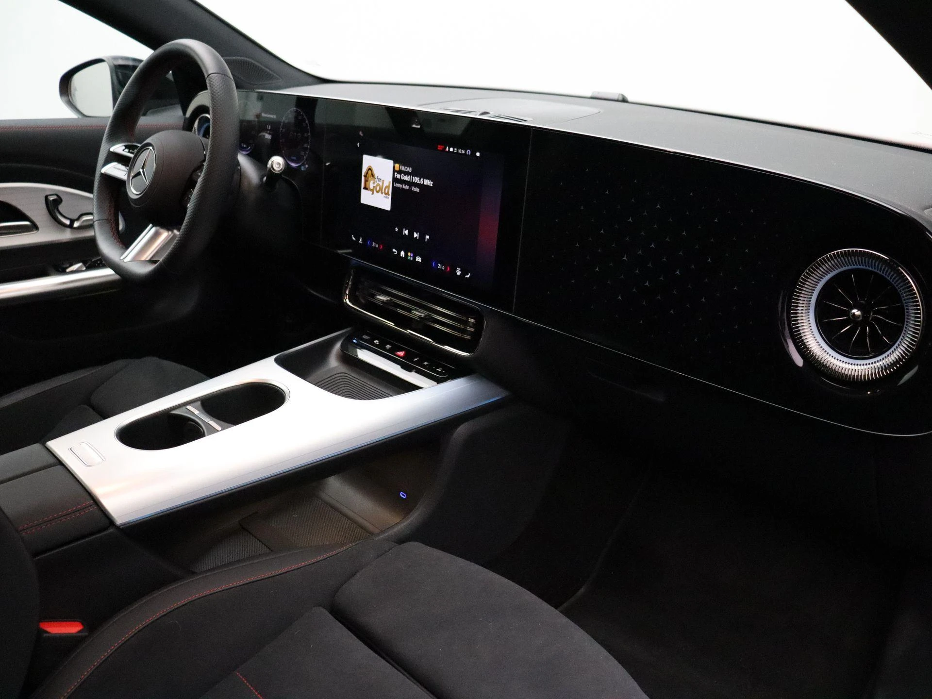 Mercedes-Benz-CLA-image-25