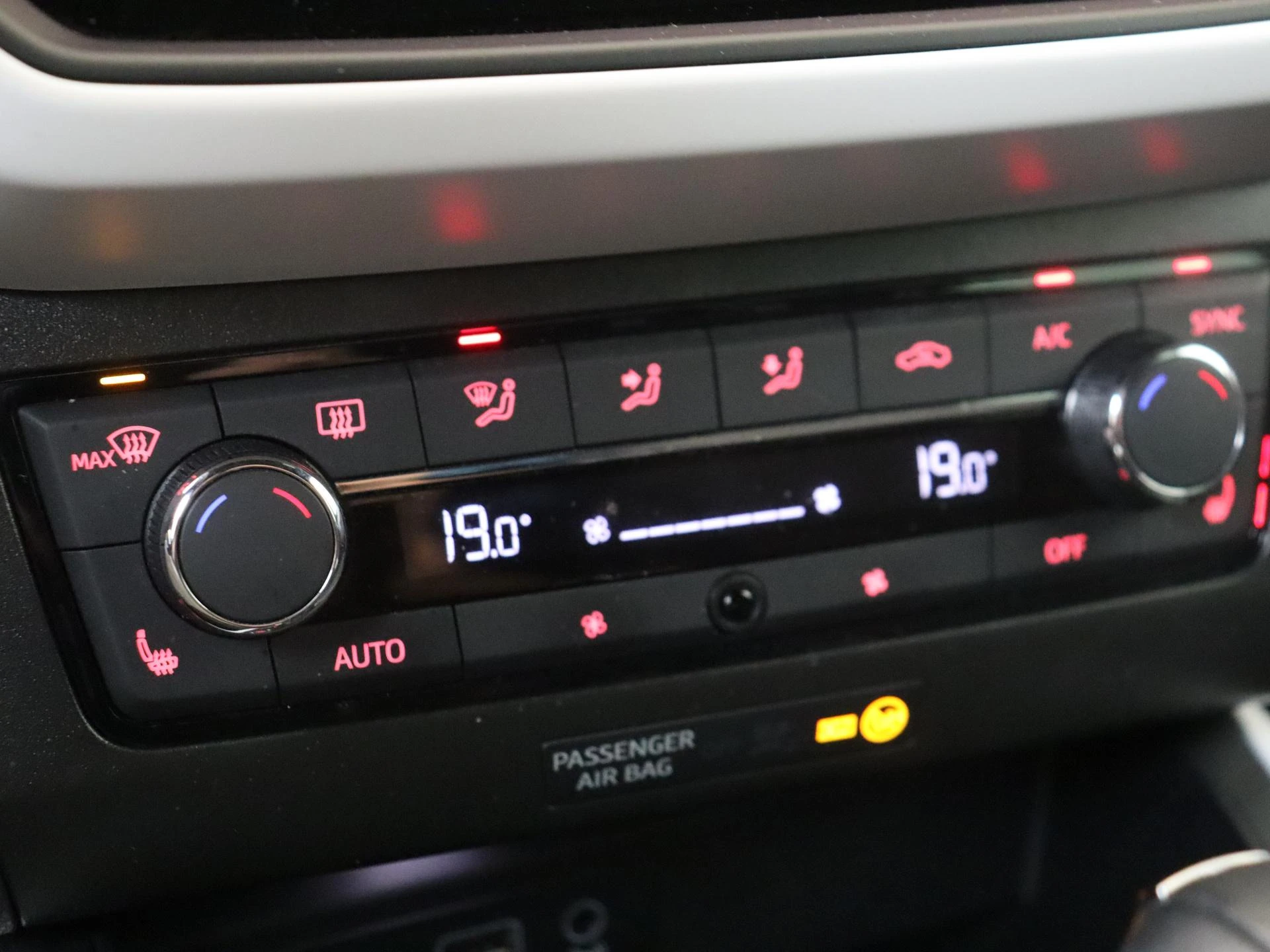 SEAT-Arona-image-18