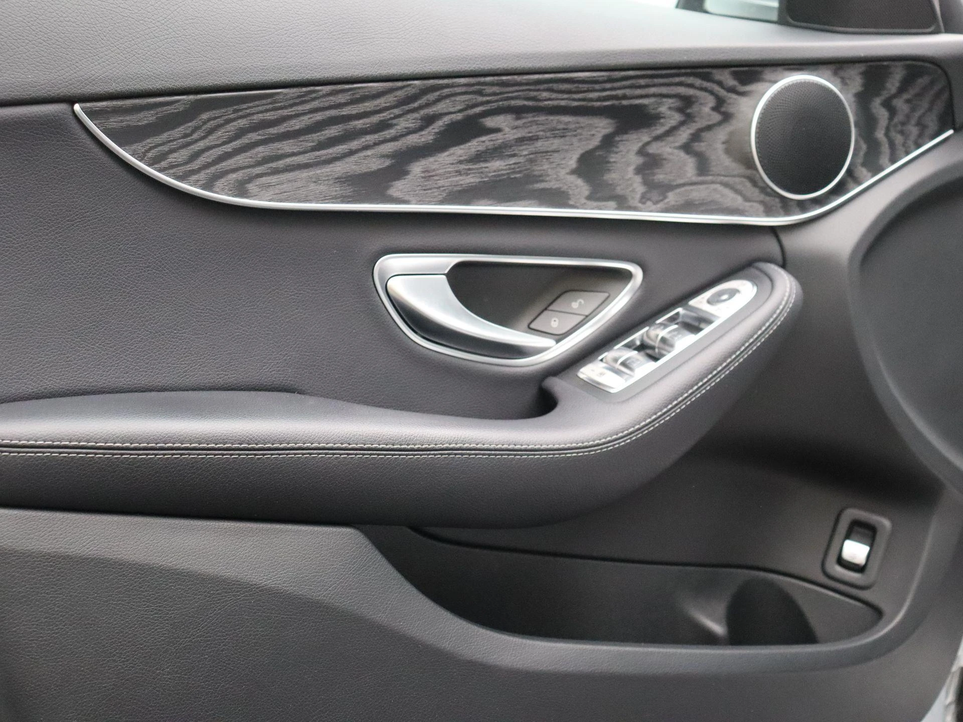 Mercedes-Benz-C-Klasse-image-7