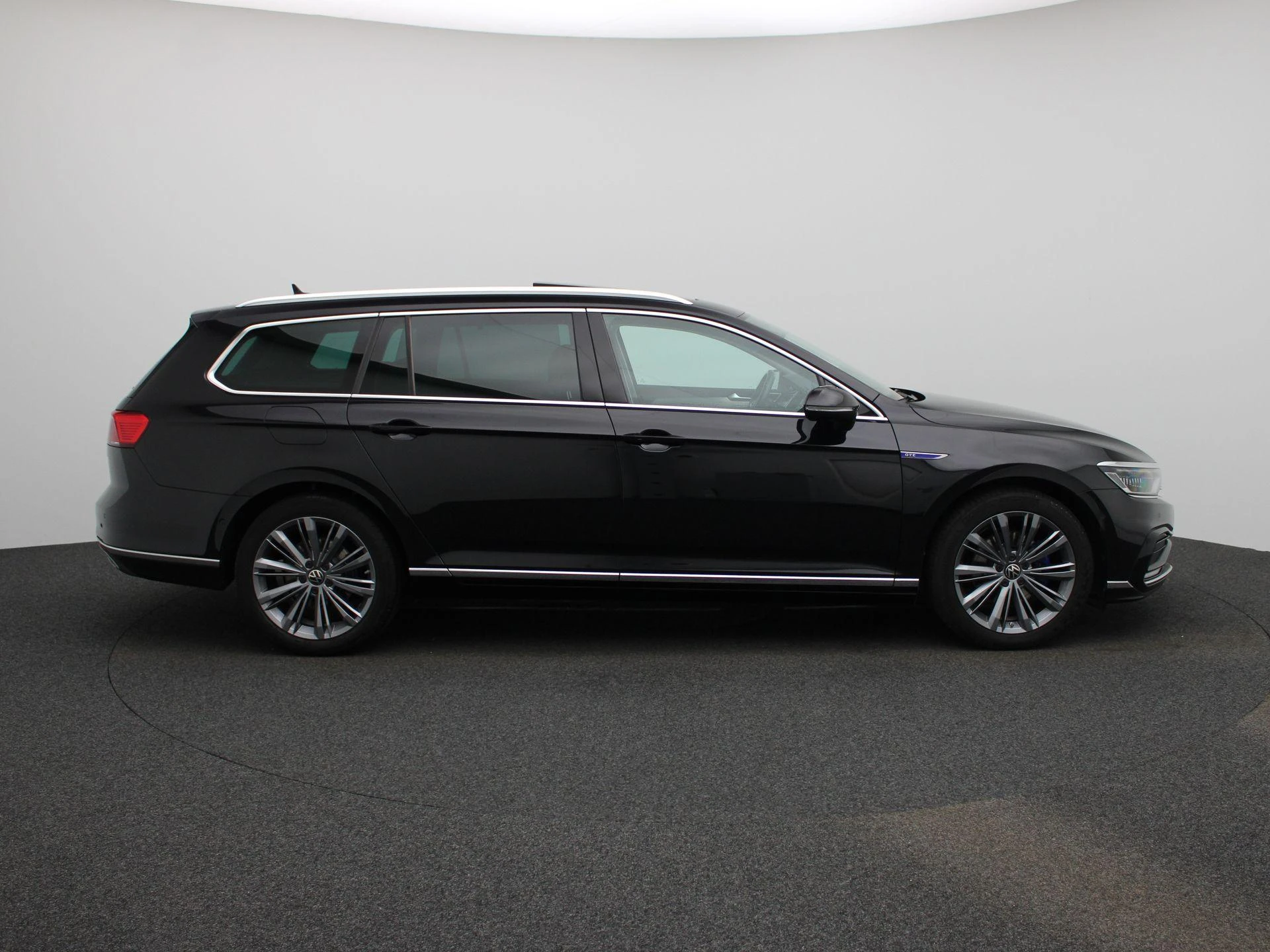 Volkswagen-Passat-image-5