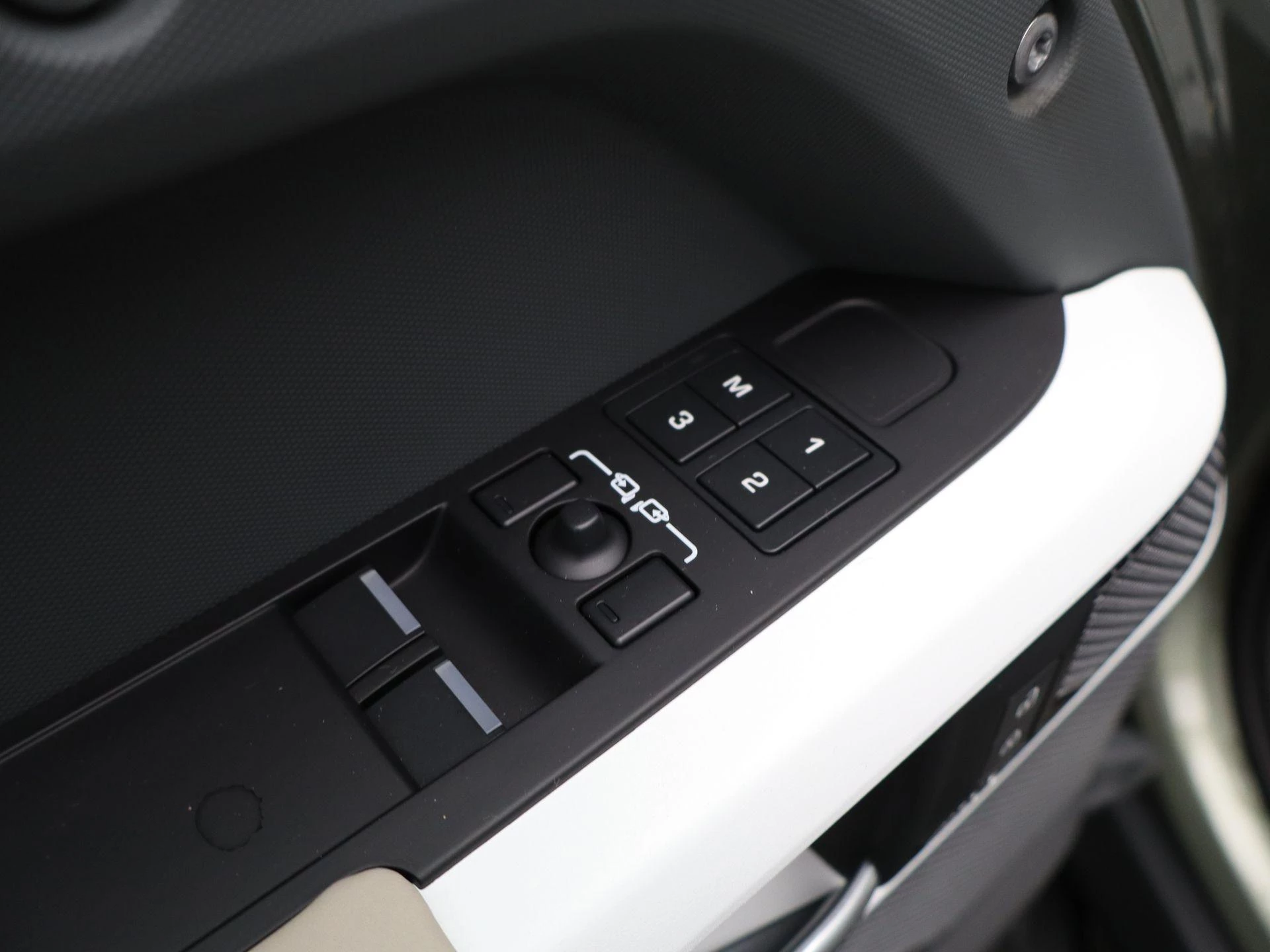 Land Rover-Defender-image-30