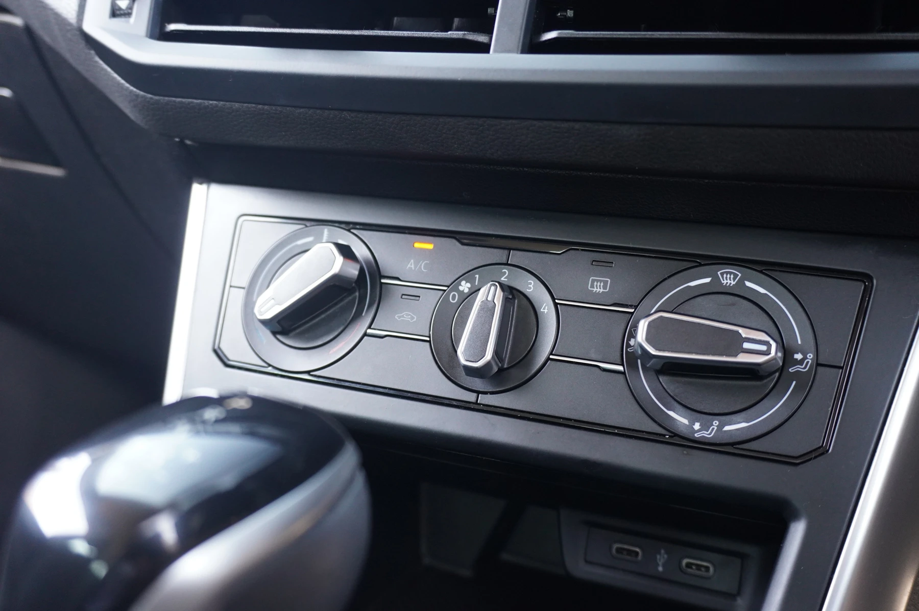 Volkswagen-Polo-image-14