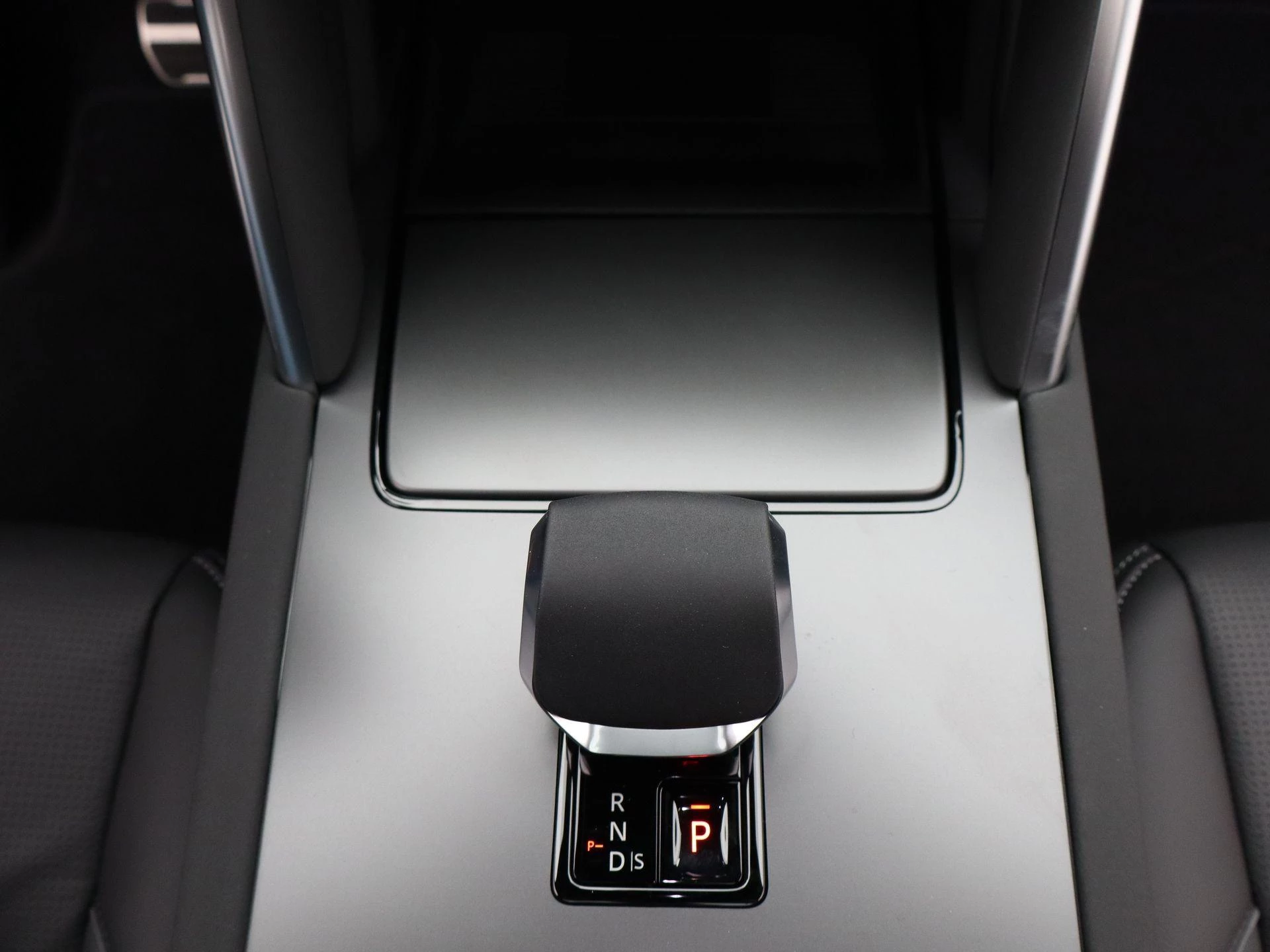 Land Rover-Discovery Sport-image-9