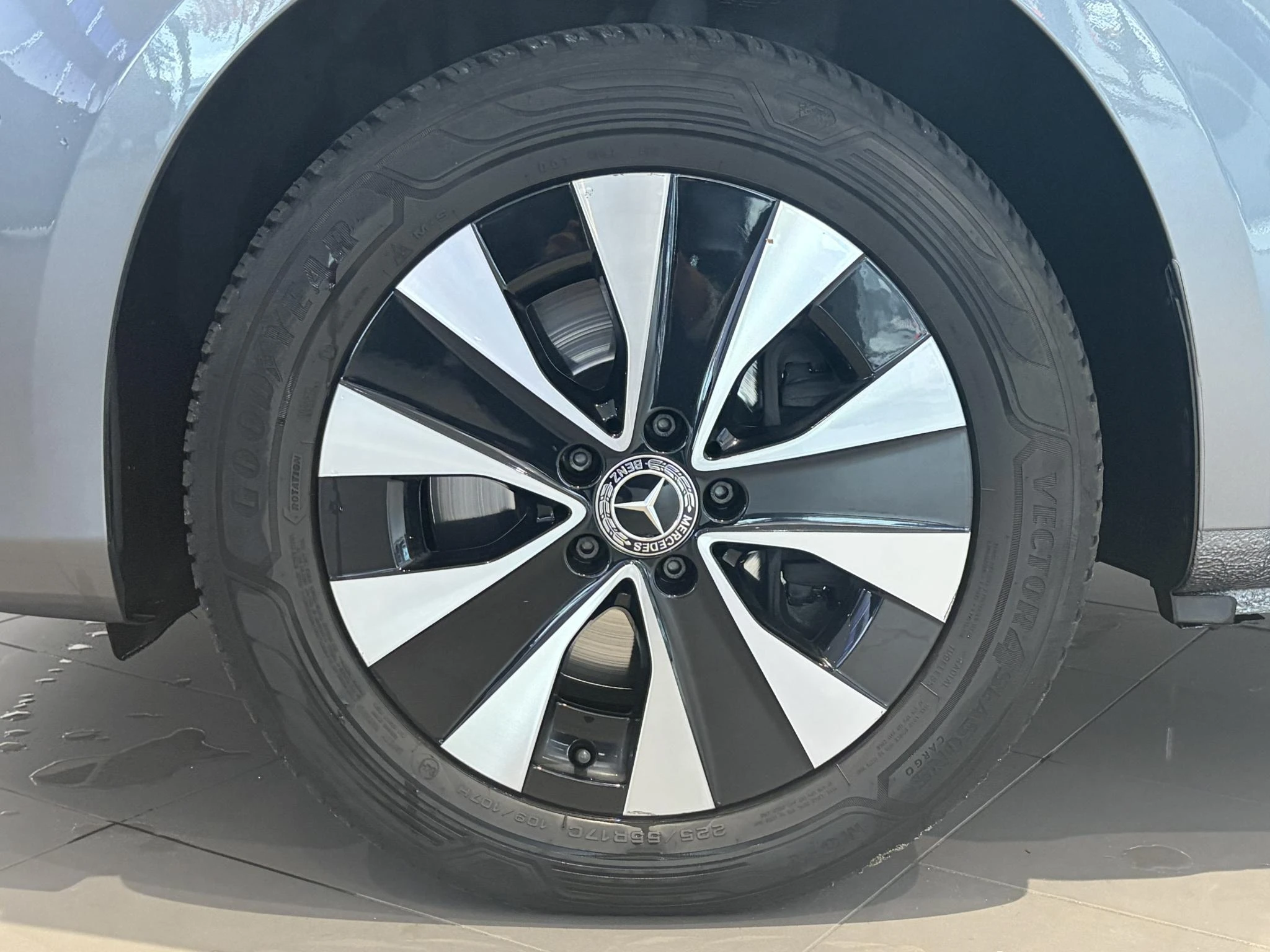 Mercedes-Benz-Vito-image-9