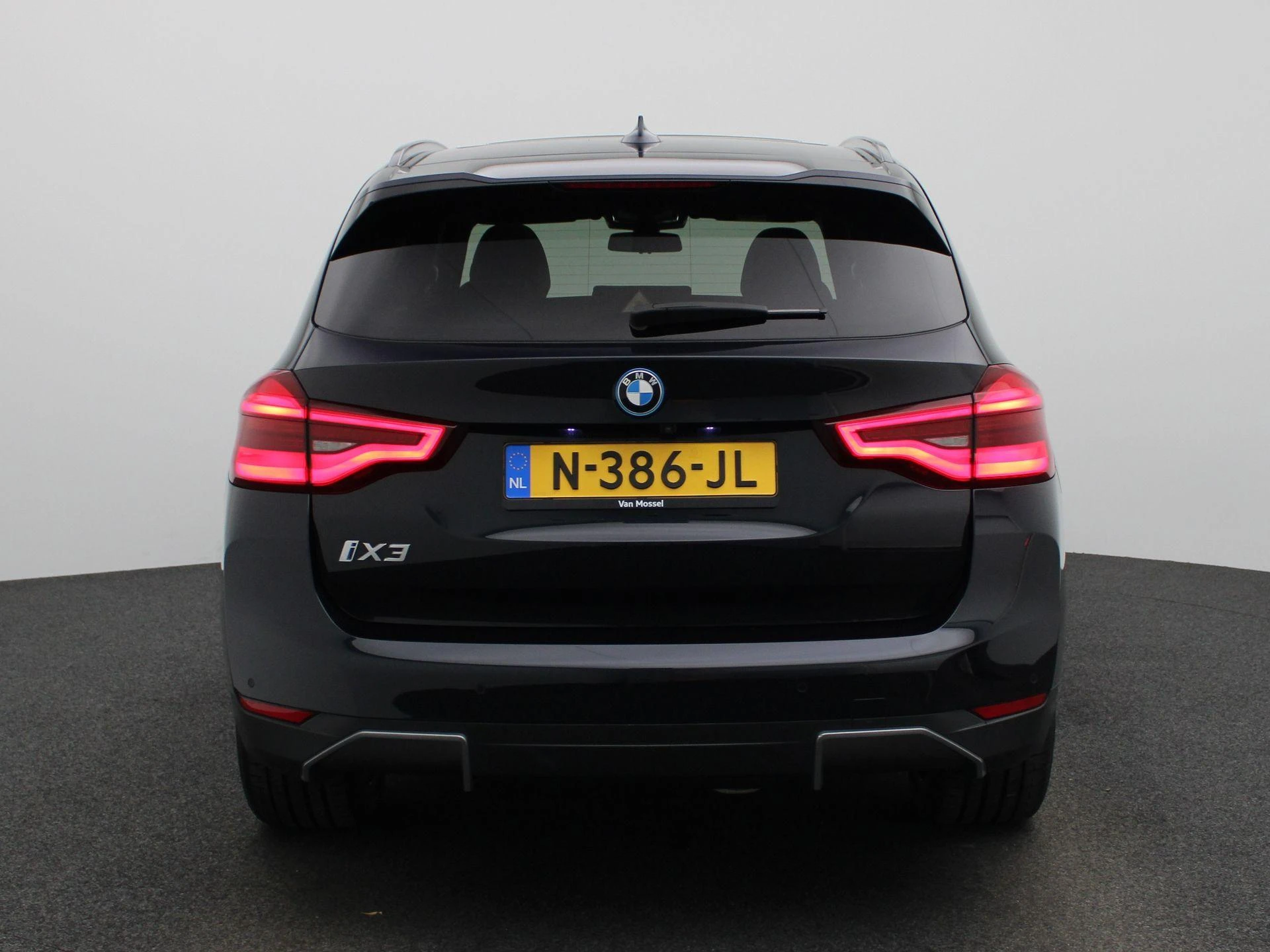 BMW-iX3-image-4