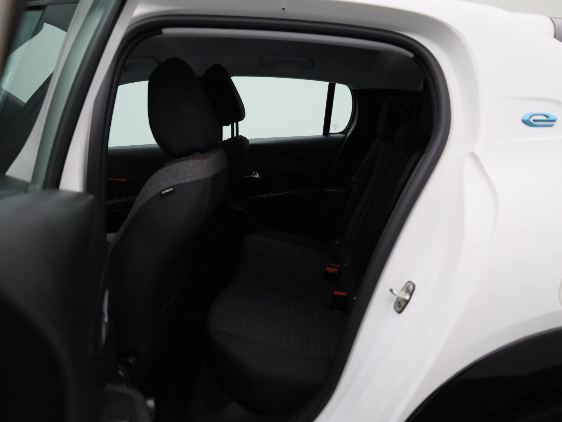 Peugeot-e-208-image-9