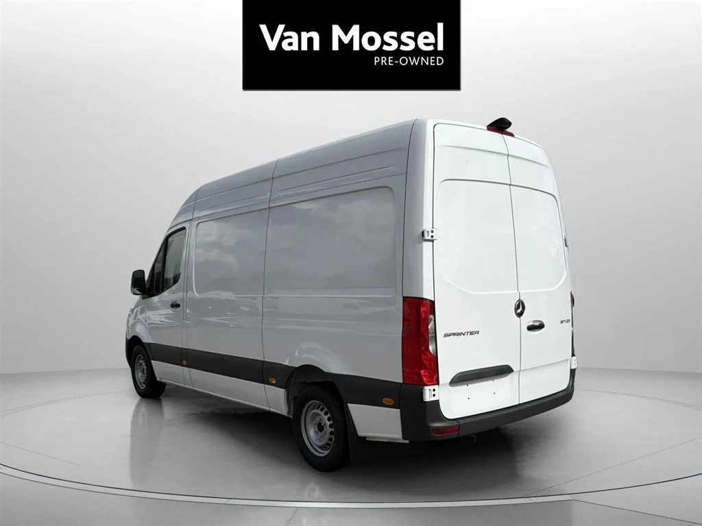 Mercedes-Benz-Sprinter-image-2