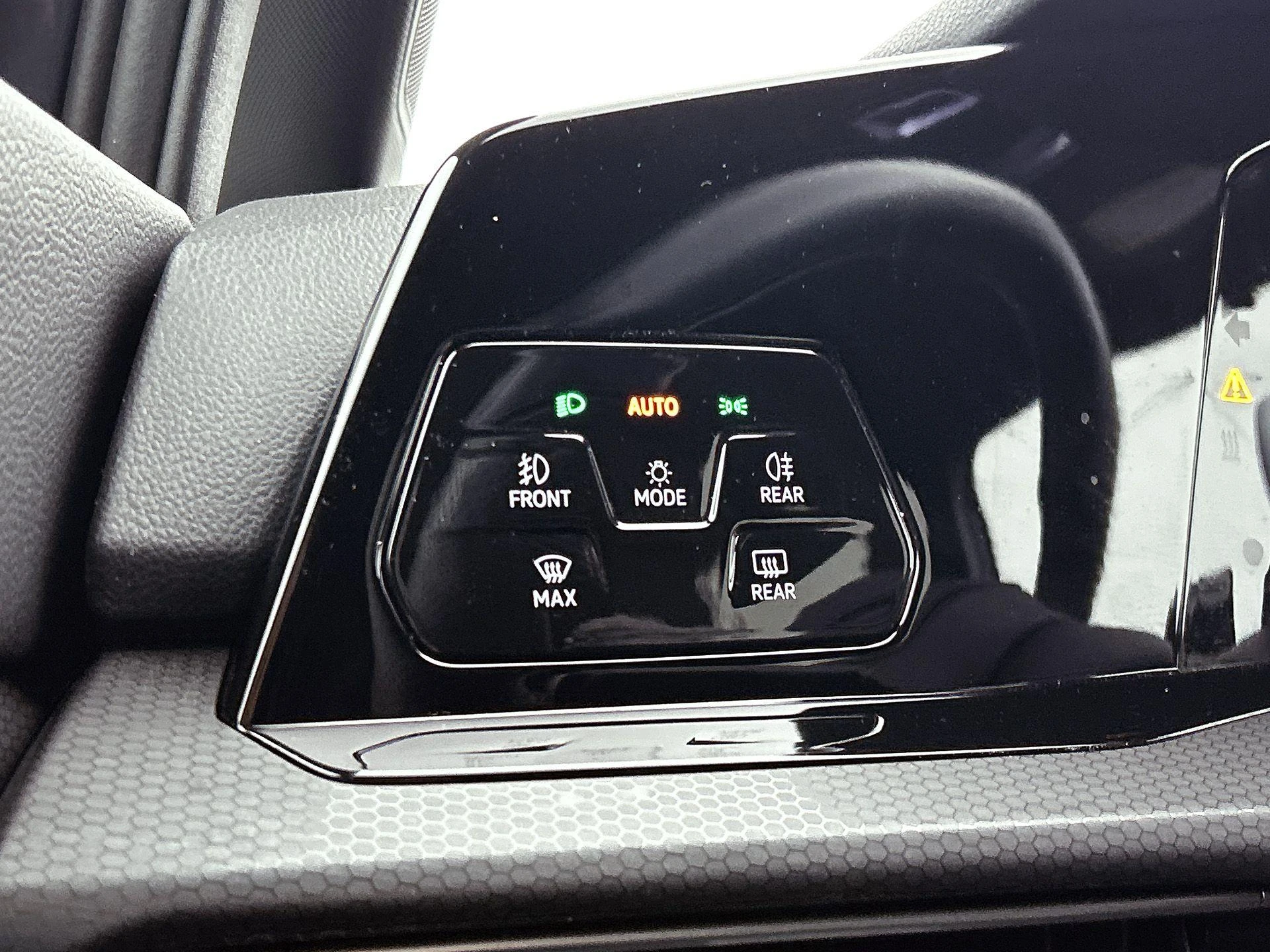 Volkswagen-Golf-image-24
