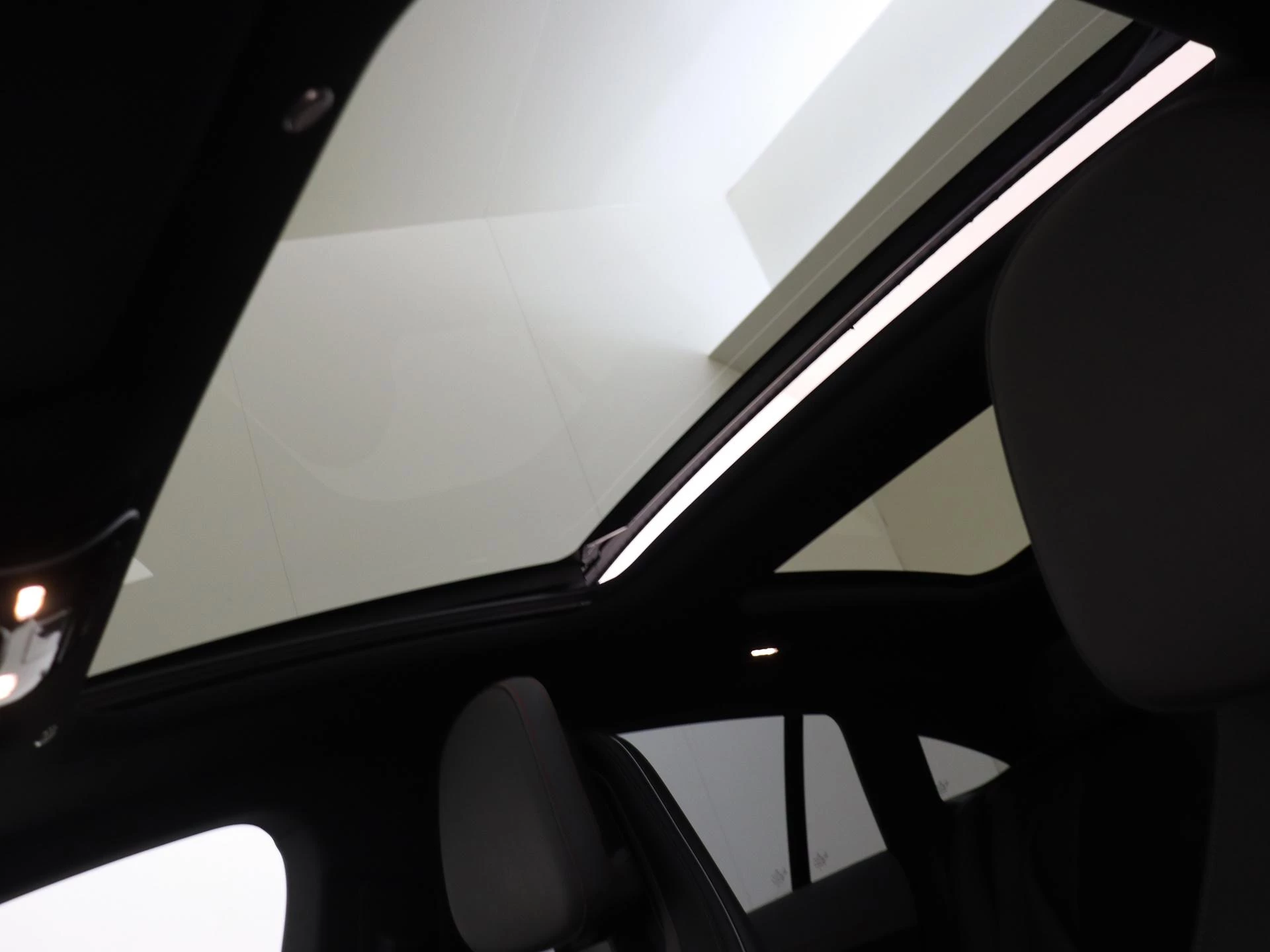 Mercedes-Benz-EQE-image-26