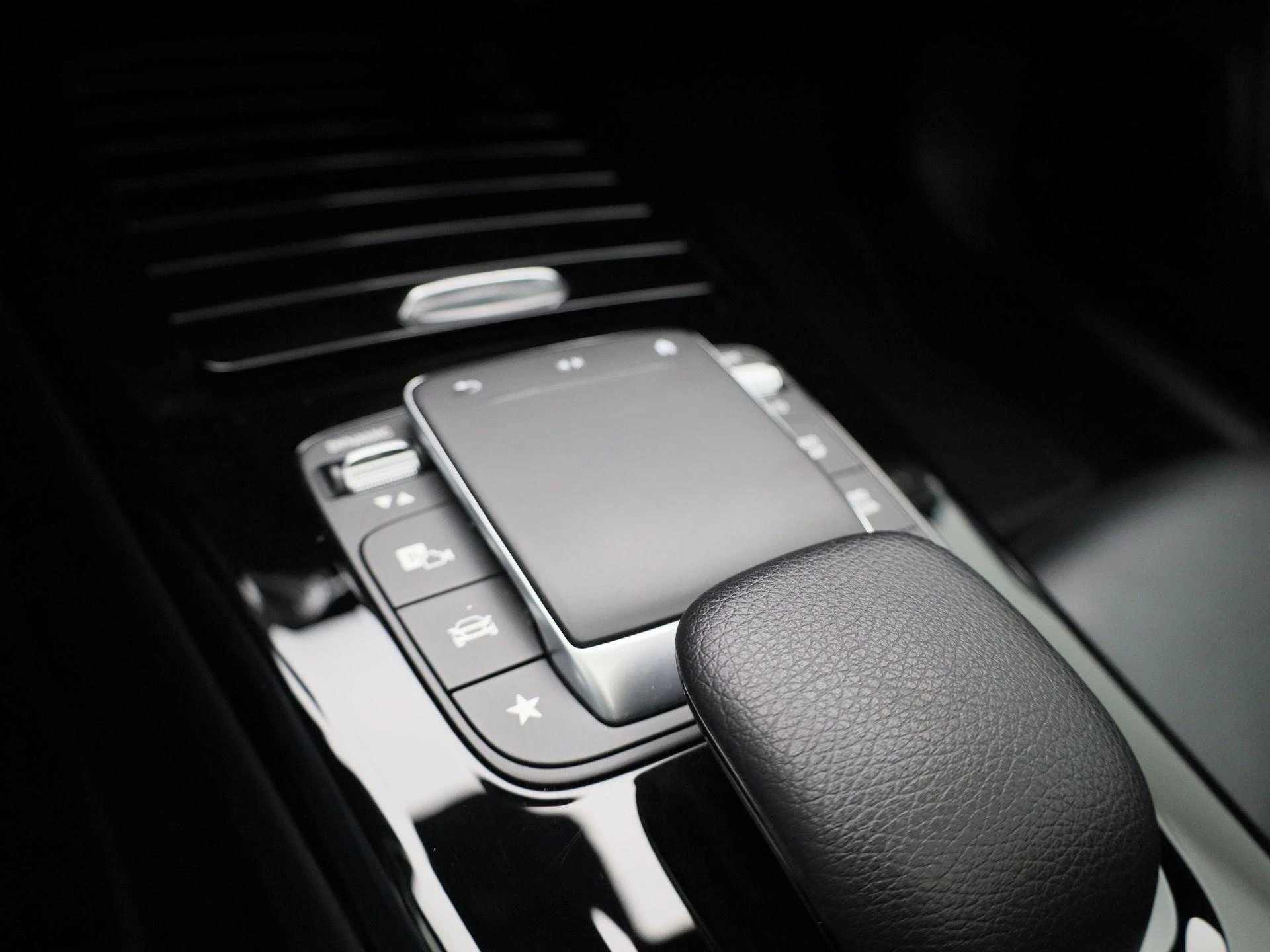 Mercedes-Benz-CLA-image-29