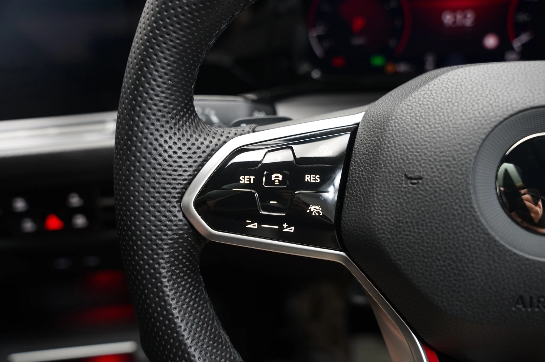 Volkswagen-Golf-image-17