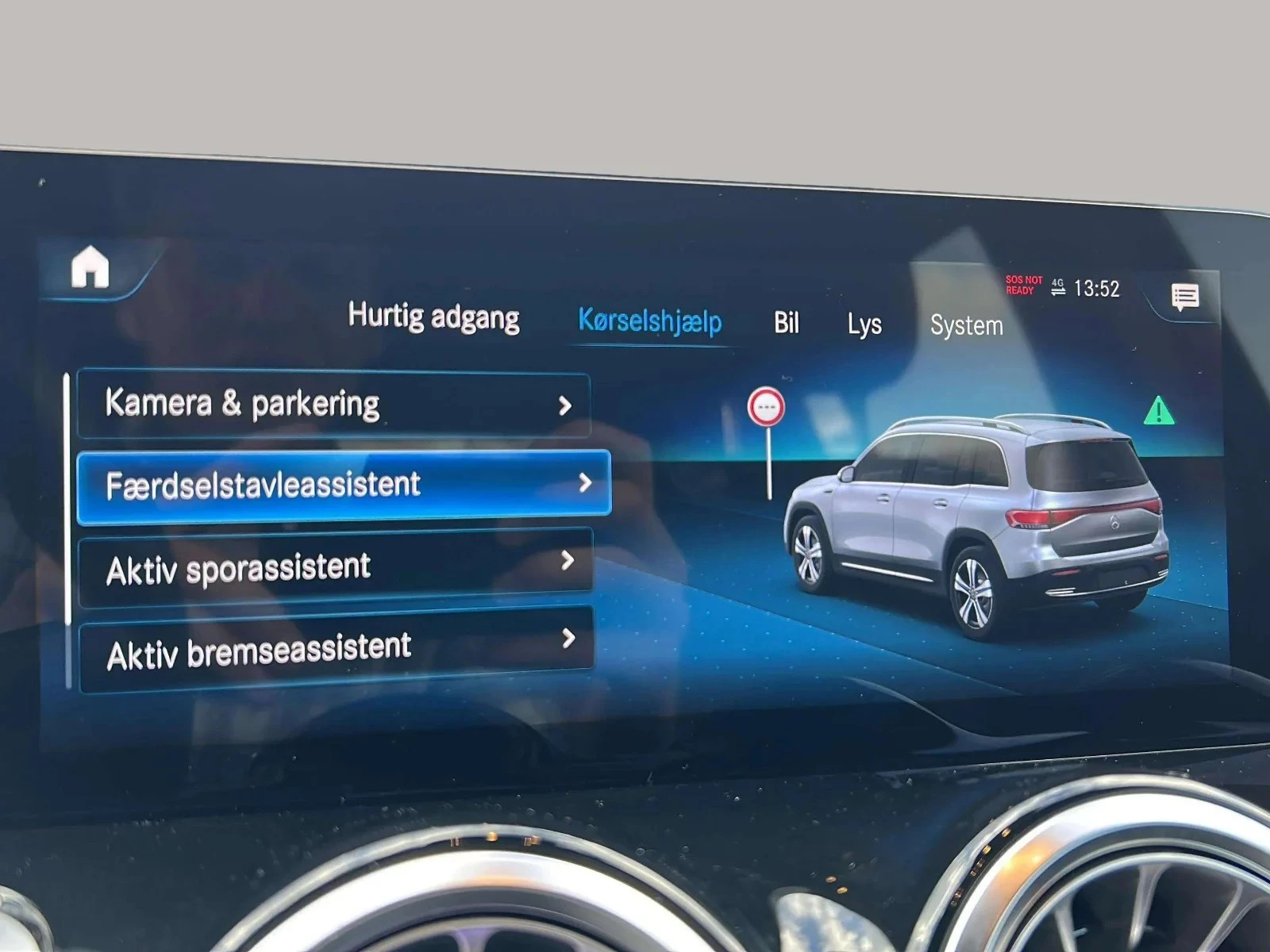 Mercedes-Benz-EQB-image-17