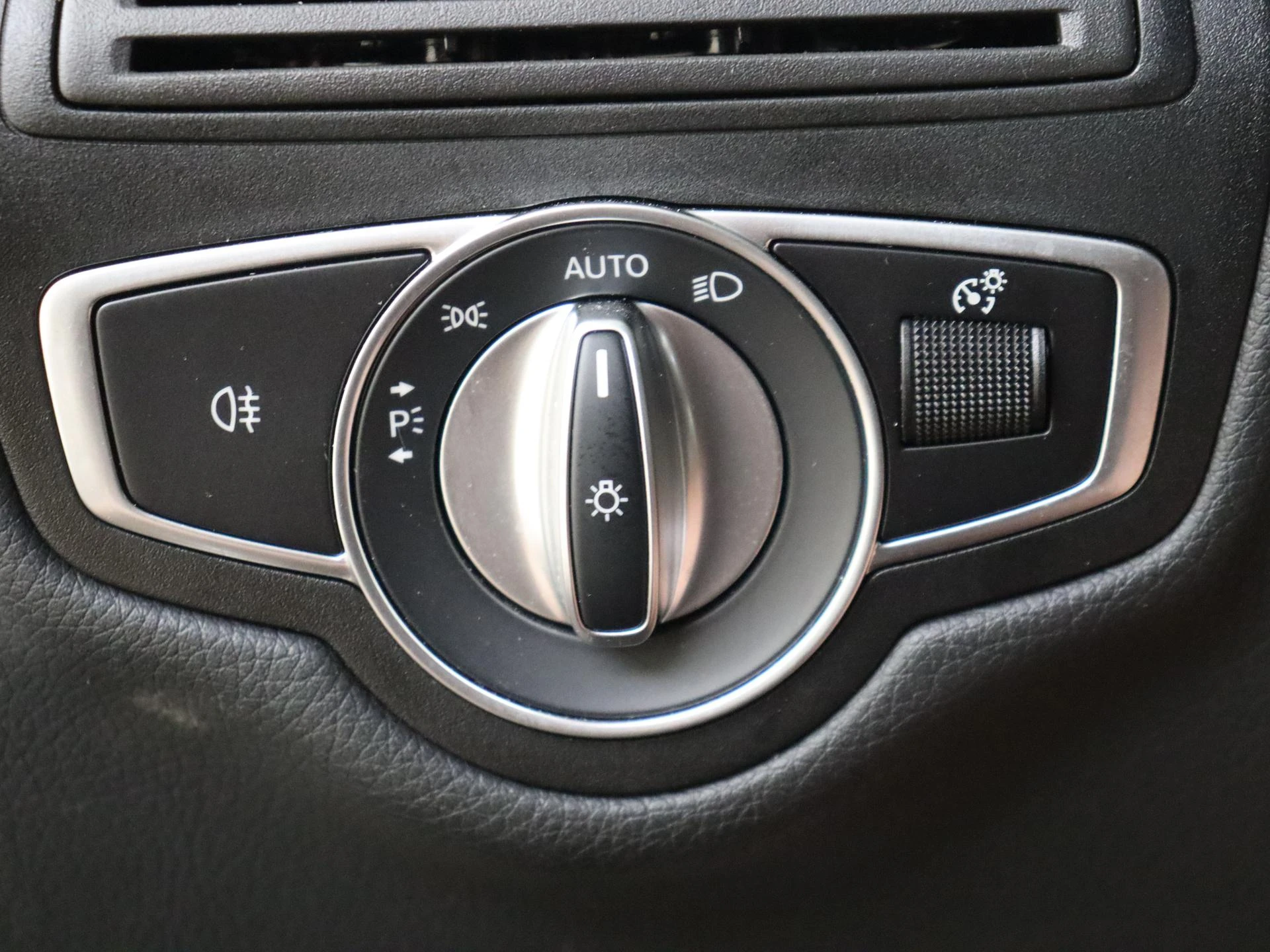 Mercedes-Benz-GLC-image-23