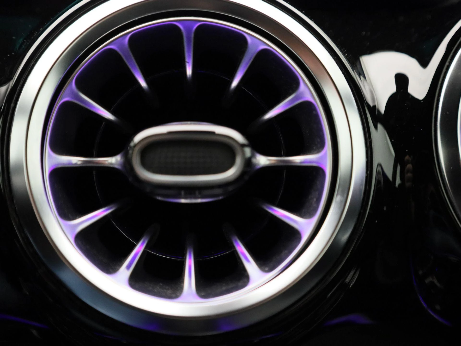 Mercedes-Benz-EQB-image-34