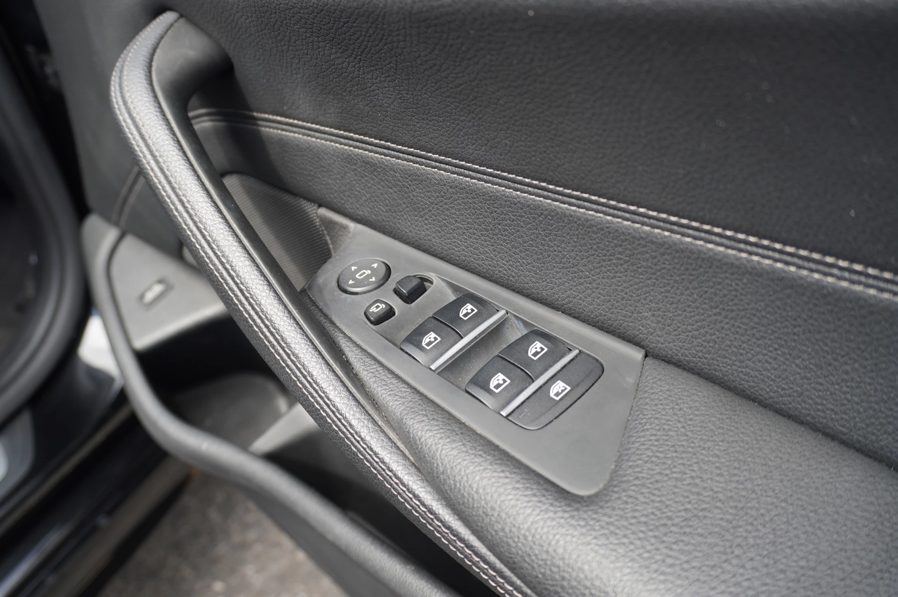 BMW-5 Series-image-30