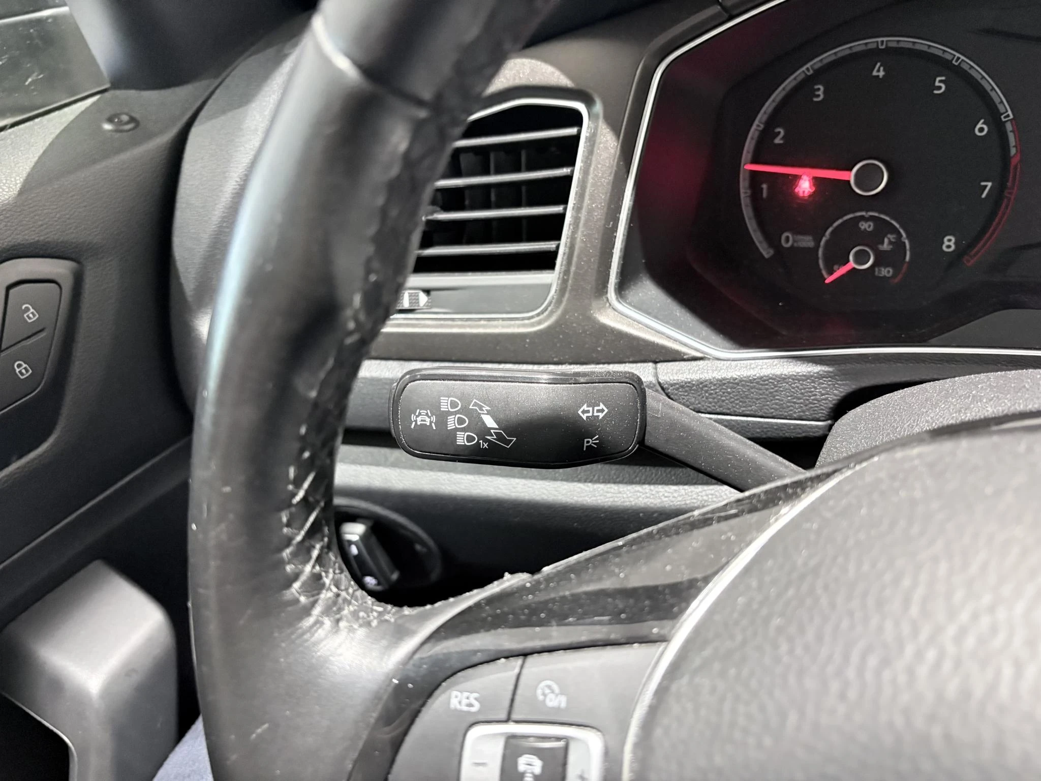 Volkswagen-T-Roc-image-13