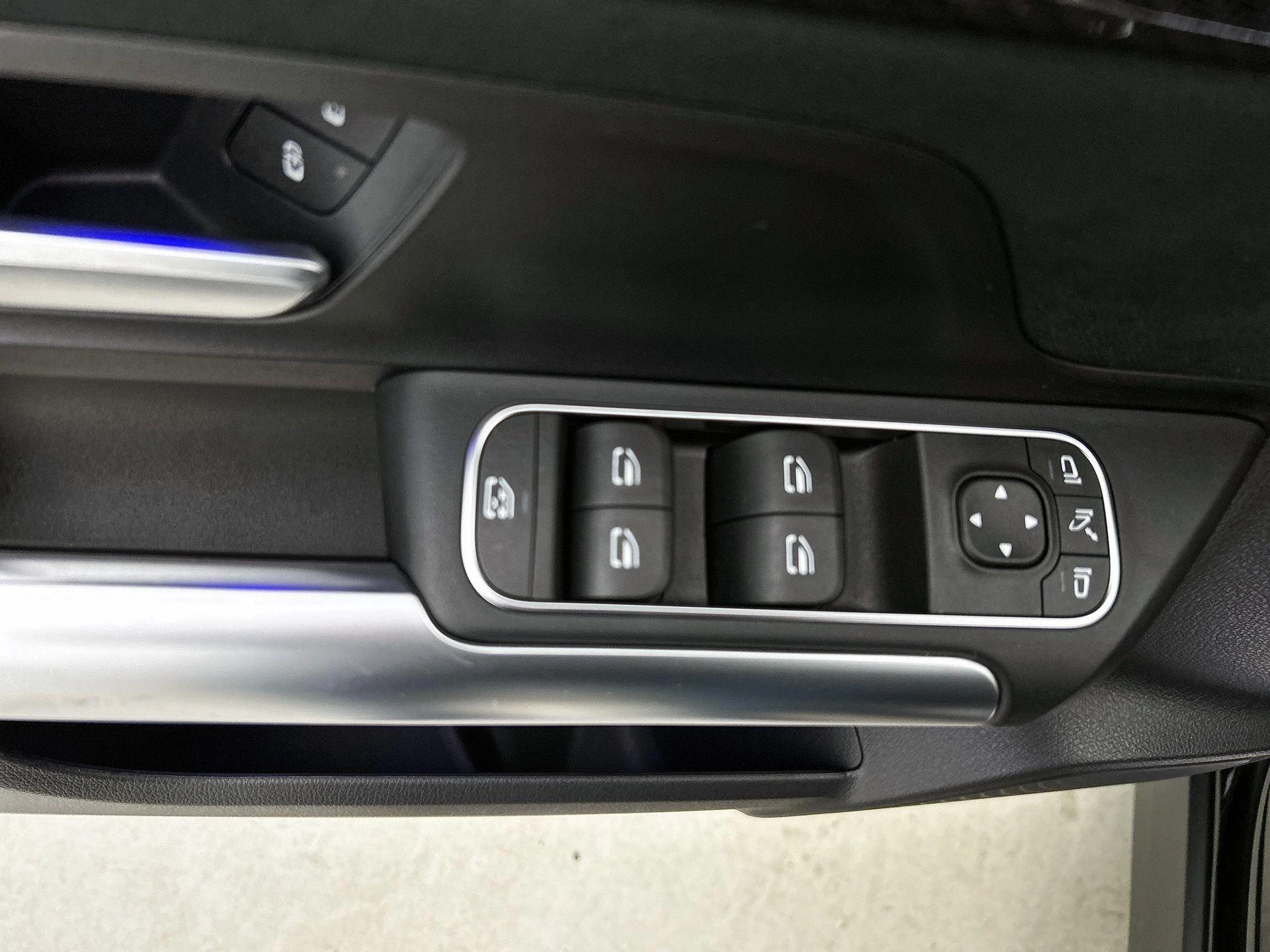Mercedes-Benz-GLA-image-40