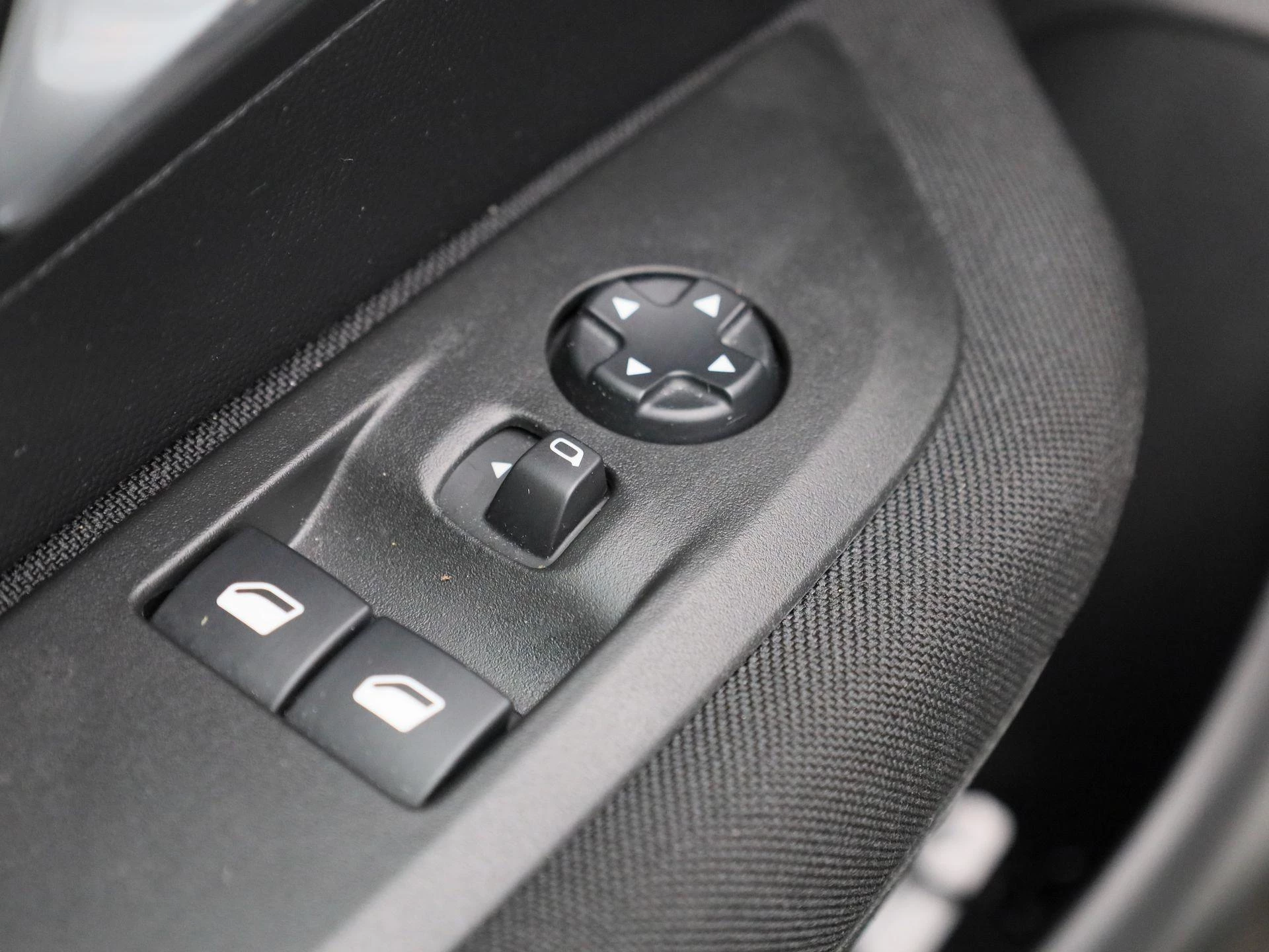 Peugeot-e-208-image-31