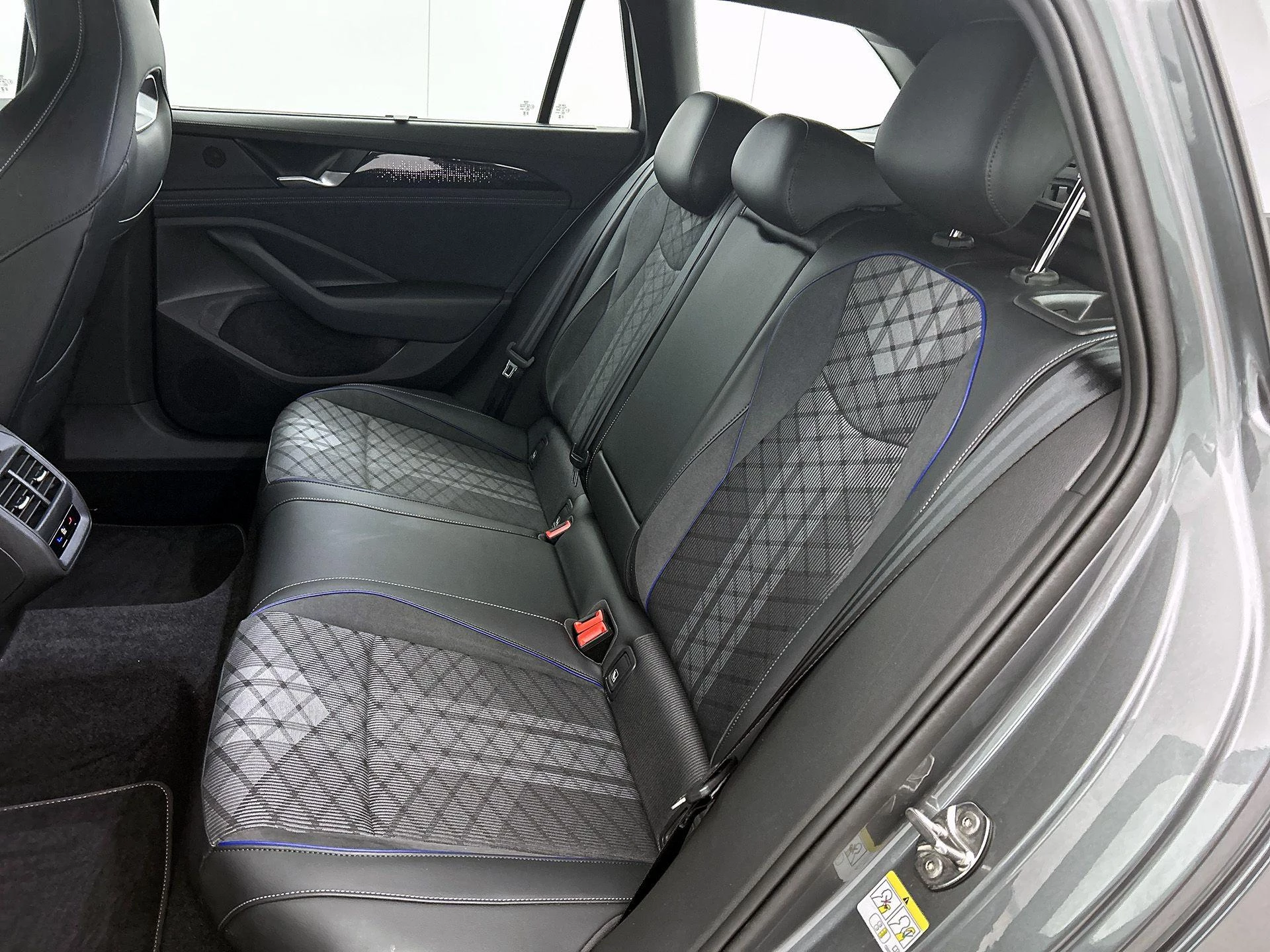 Volkswagen-Passat-image-37