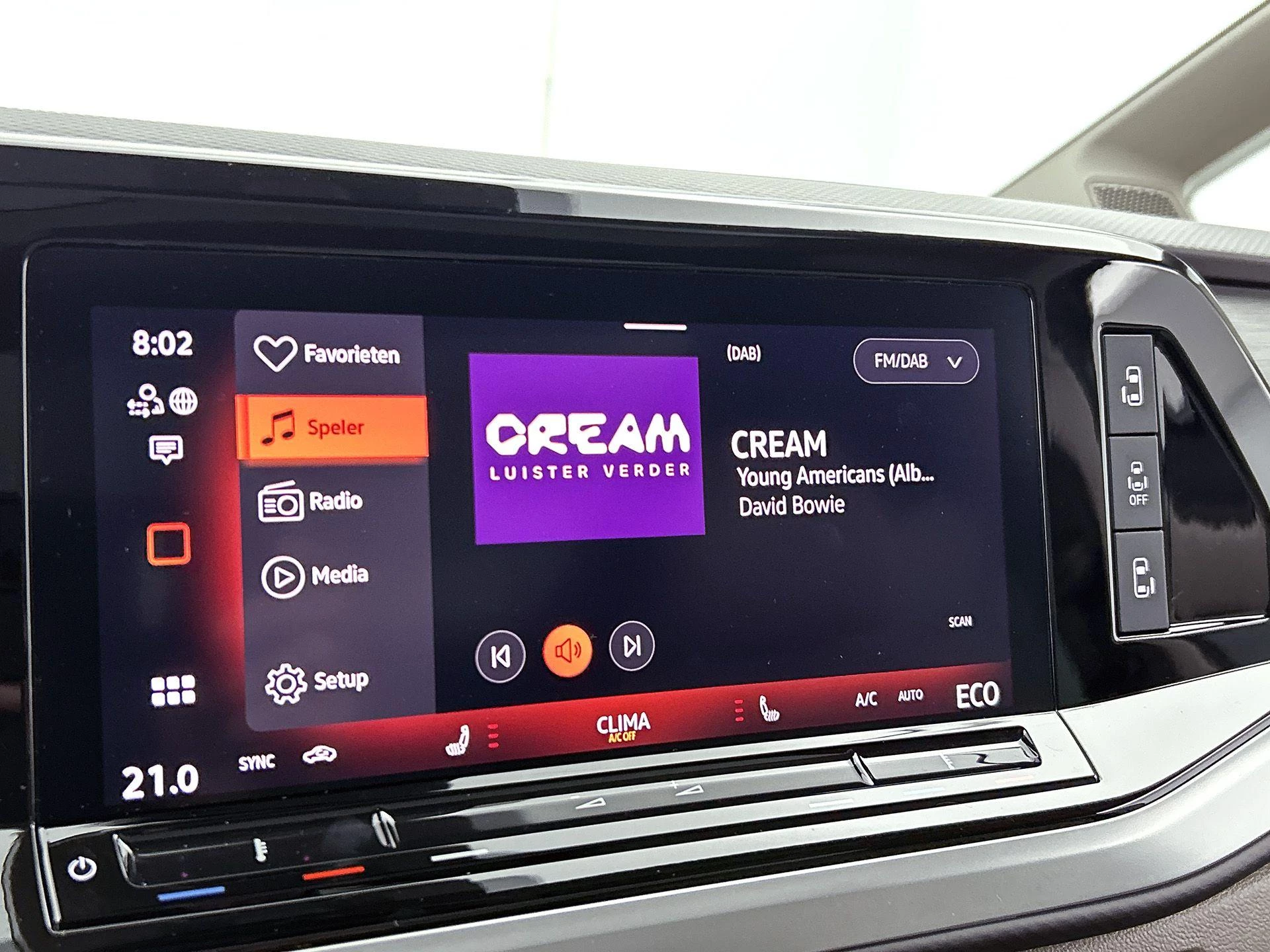 Volkswagen-Multivan-image-6