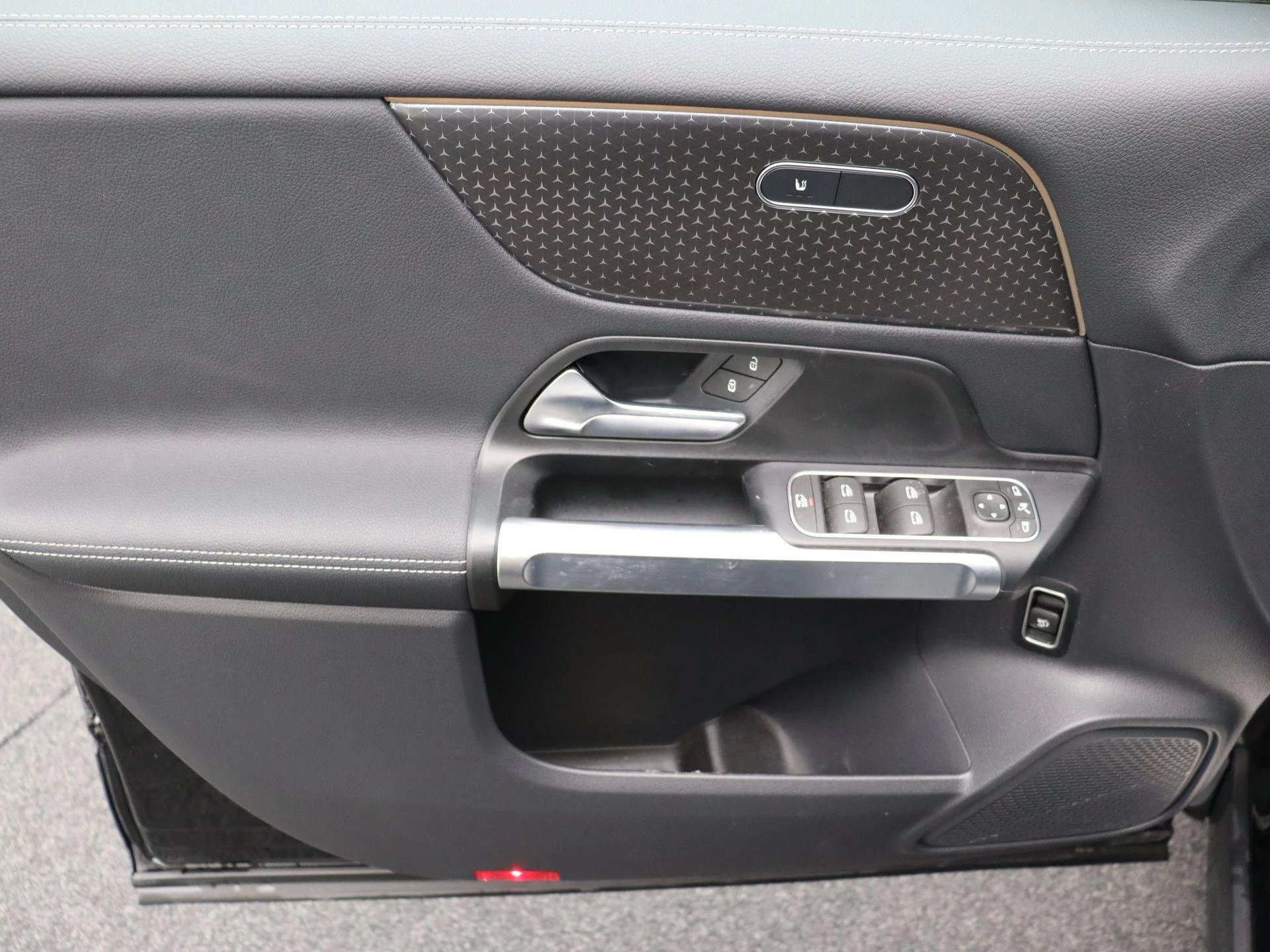 Mercedes-Benz EQB 250+ Luxury Line + 7 ZITPLAATSEN + CARPLAY +