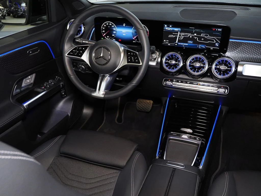 Mercedes-Benz-GLB 200 d-image-9