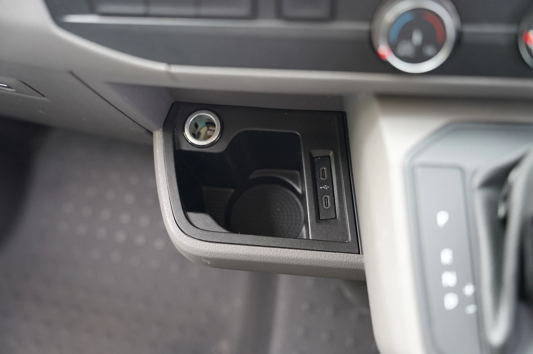 Volkswagen-Transporter-image-25