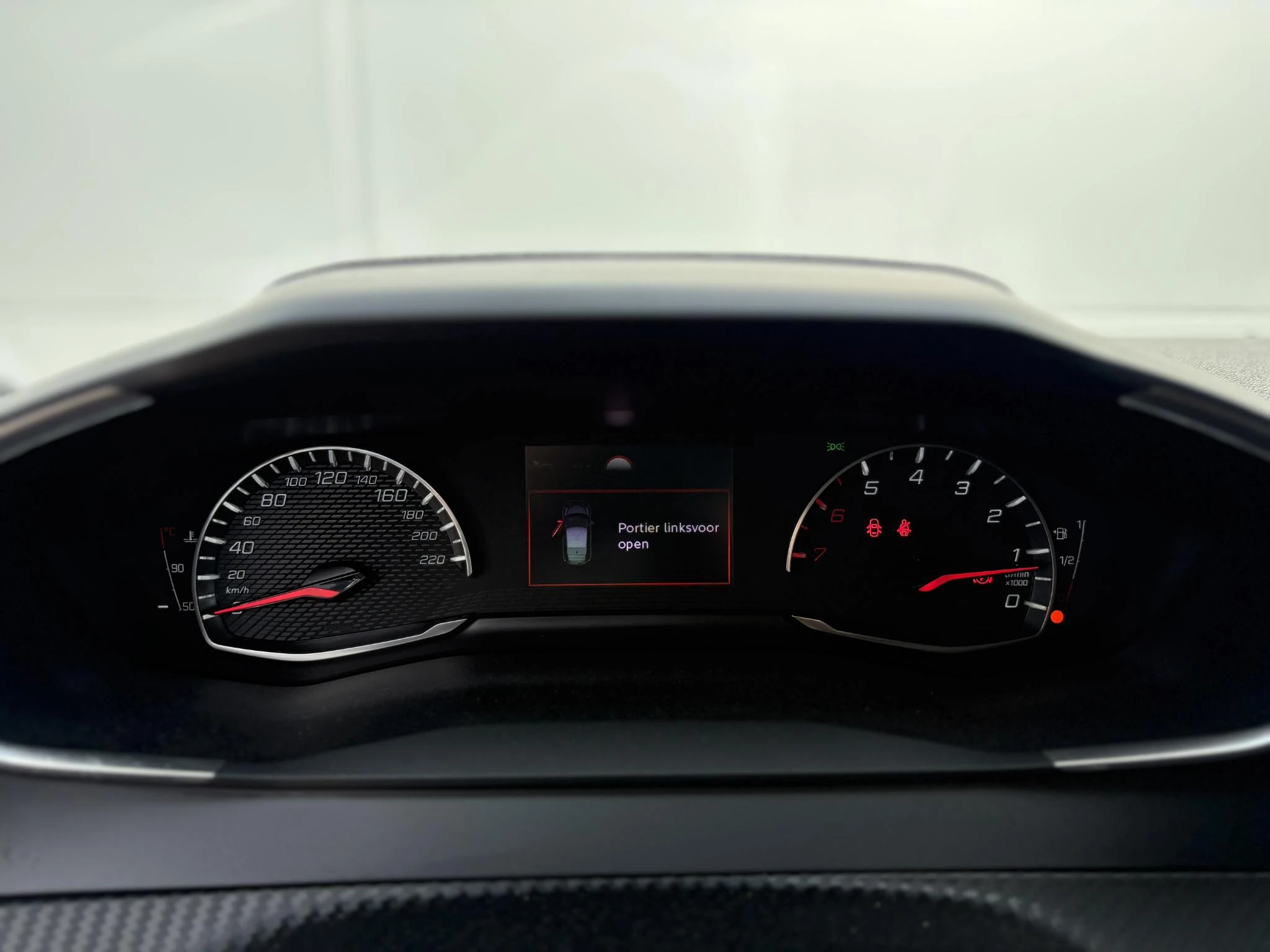 Peugeot-208-image-12