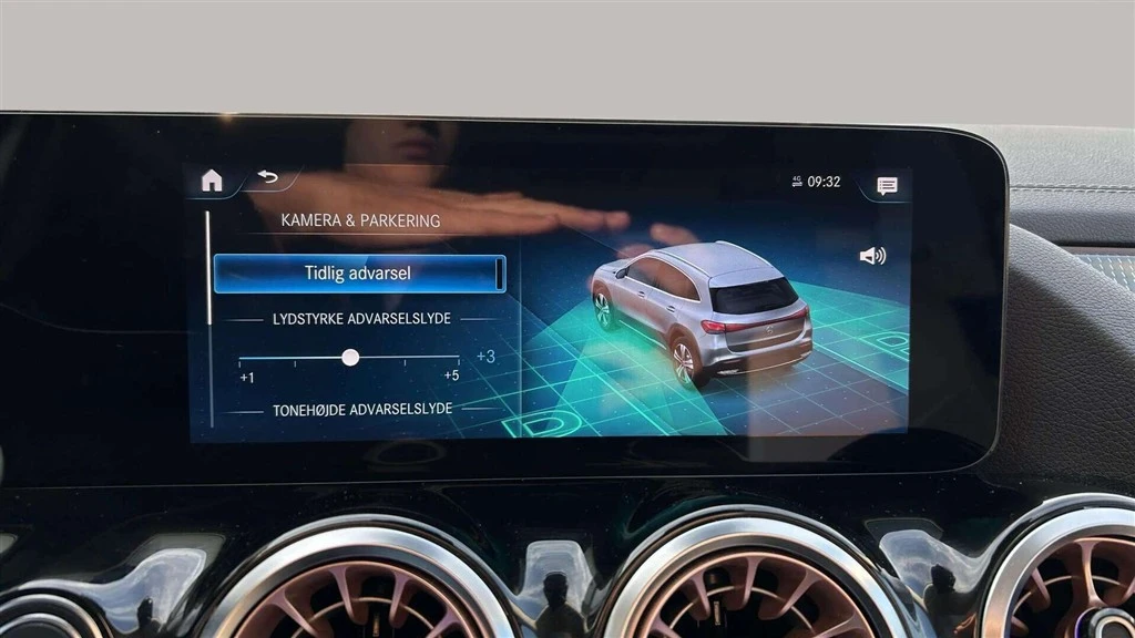 Mercedes-Benz-EQA-image-18