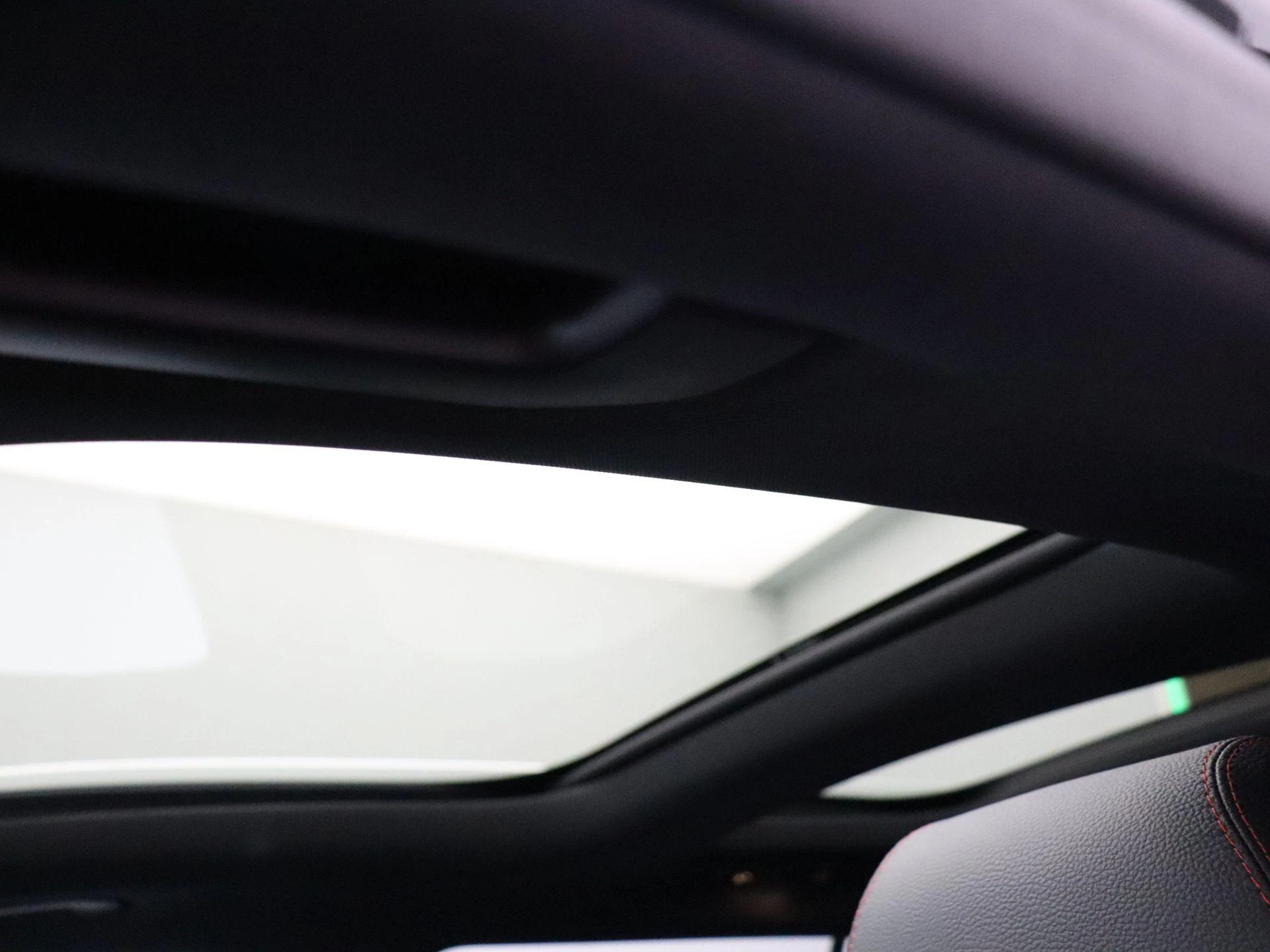 Mercedes-Benz-EQB-image-12