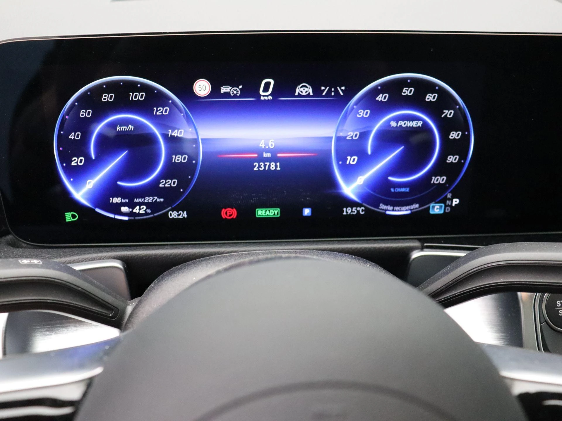 Mercedes-Benz EQB 250+ AMG Line + LEDER + PANO + BURMESTER + CARPLAY + HEAD UP +