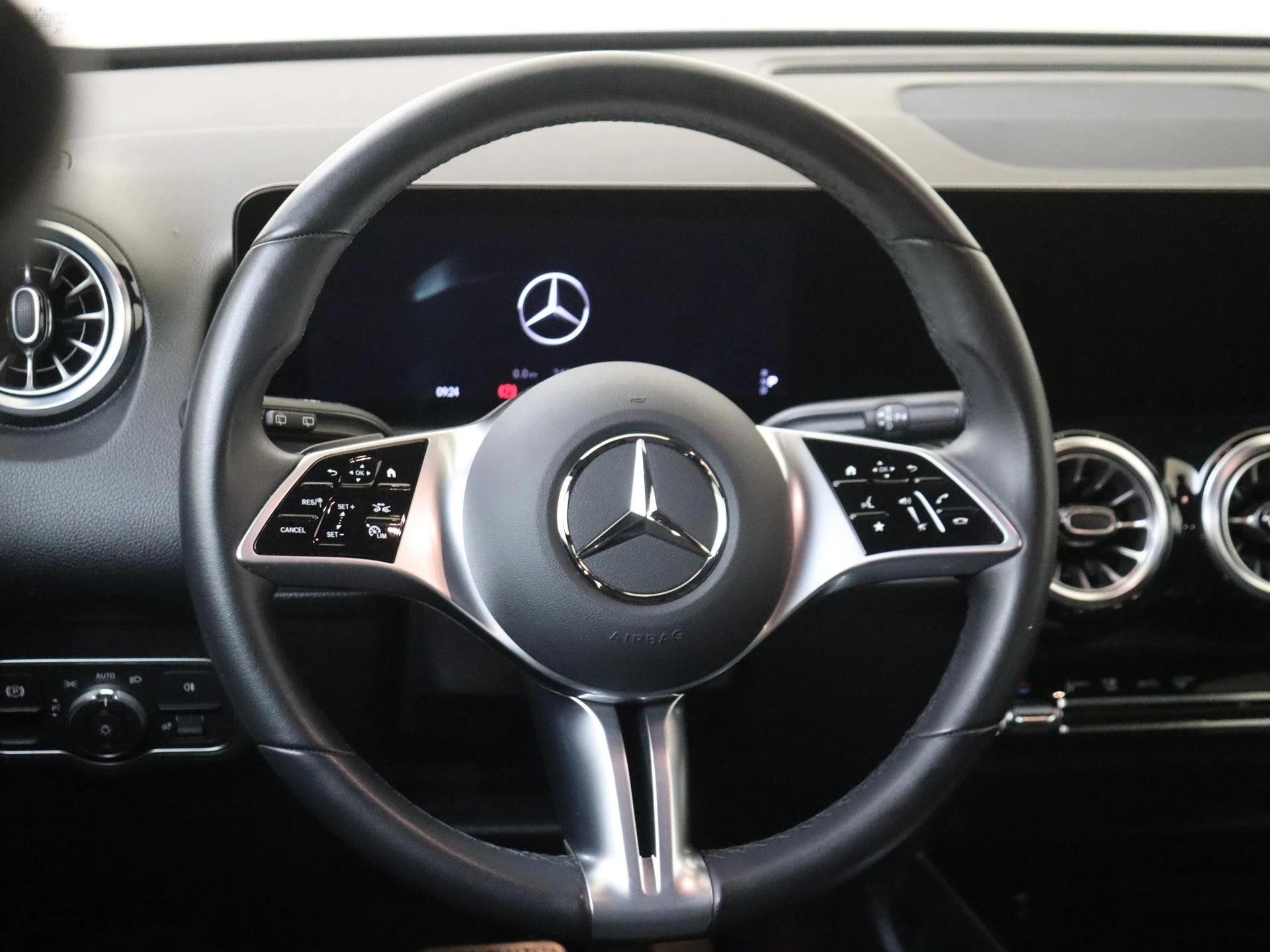 Mercedes-Benz-EQB-image-9