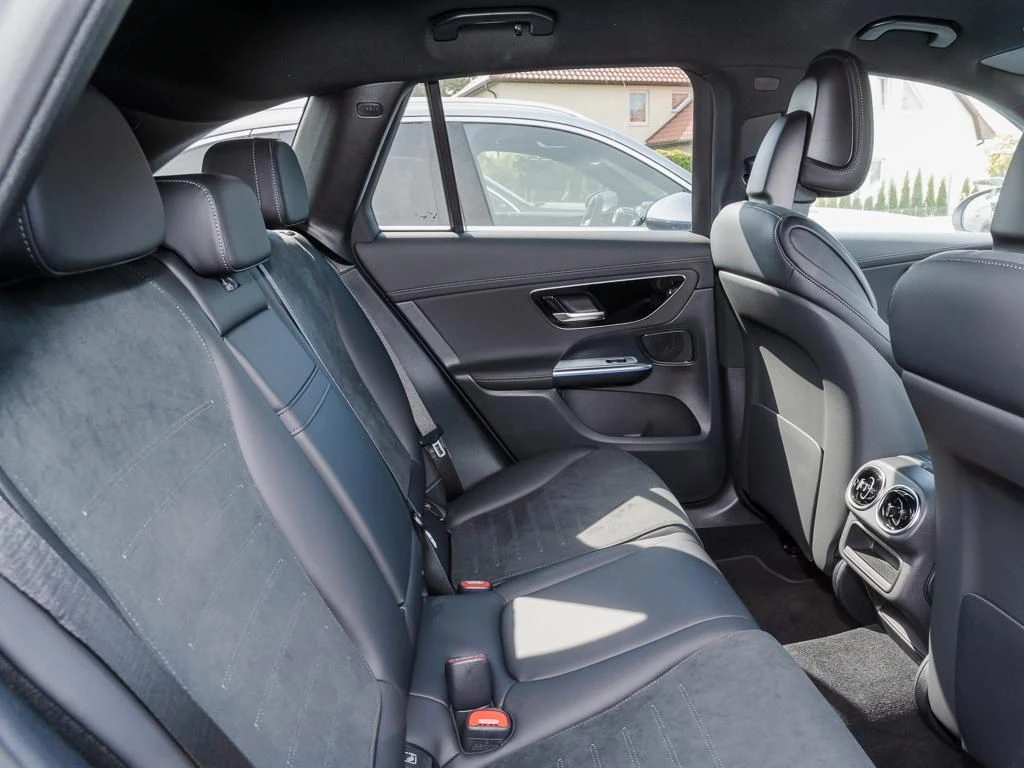 Mercedes-Benz-GLC 300 d-image-12