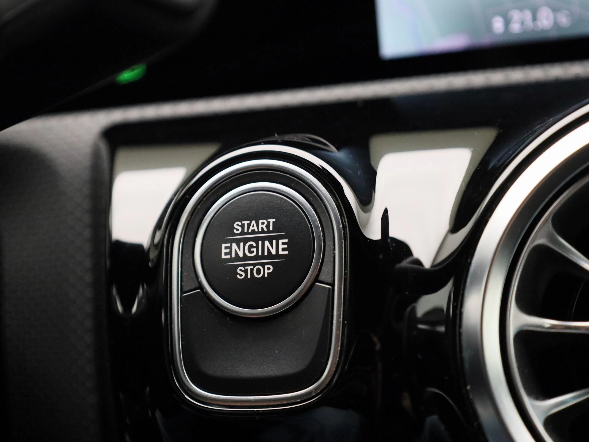 Mercedes-Benz-CLA-image-20
