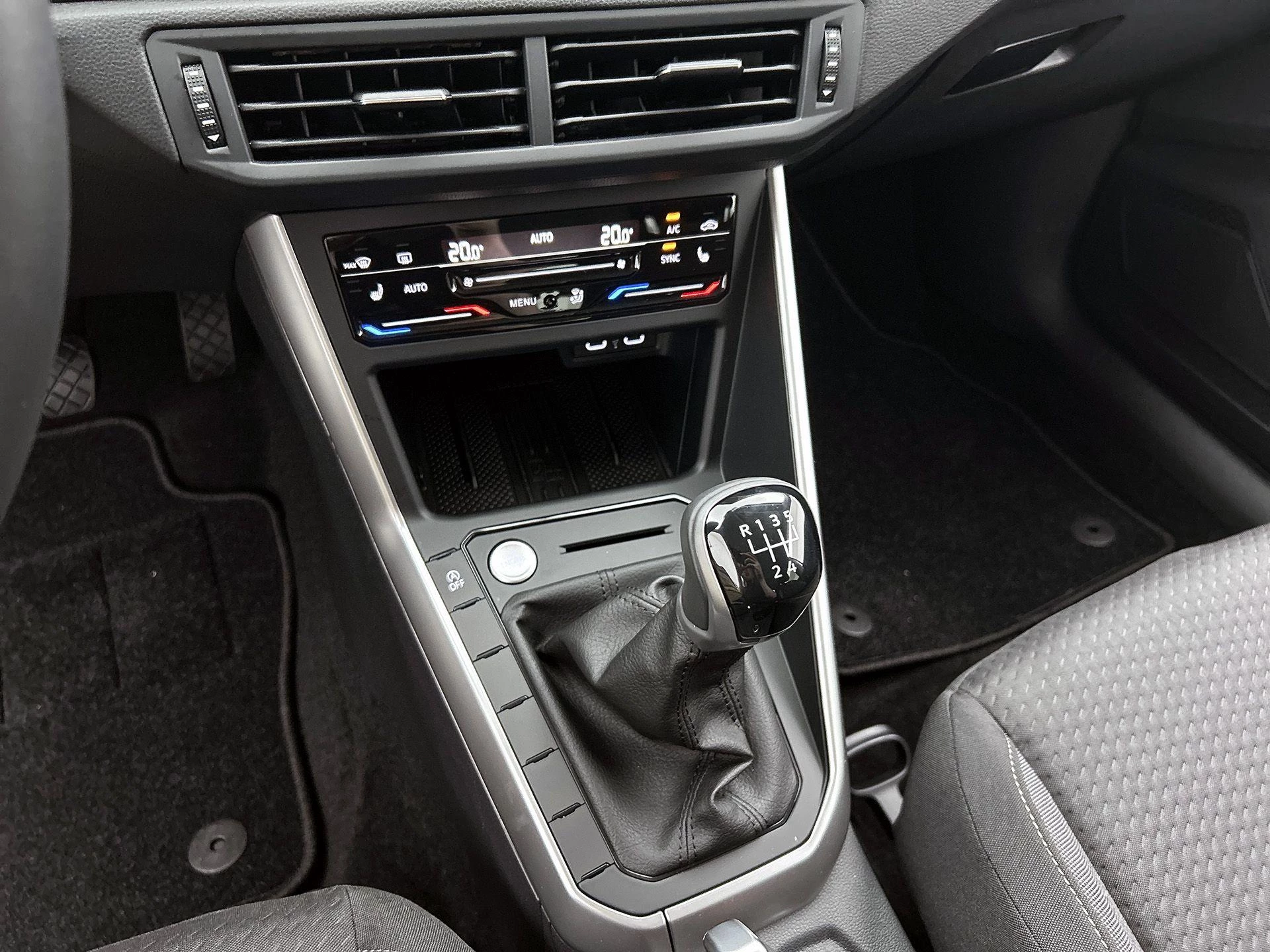 Volkswagen-Polo-image-11