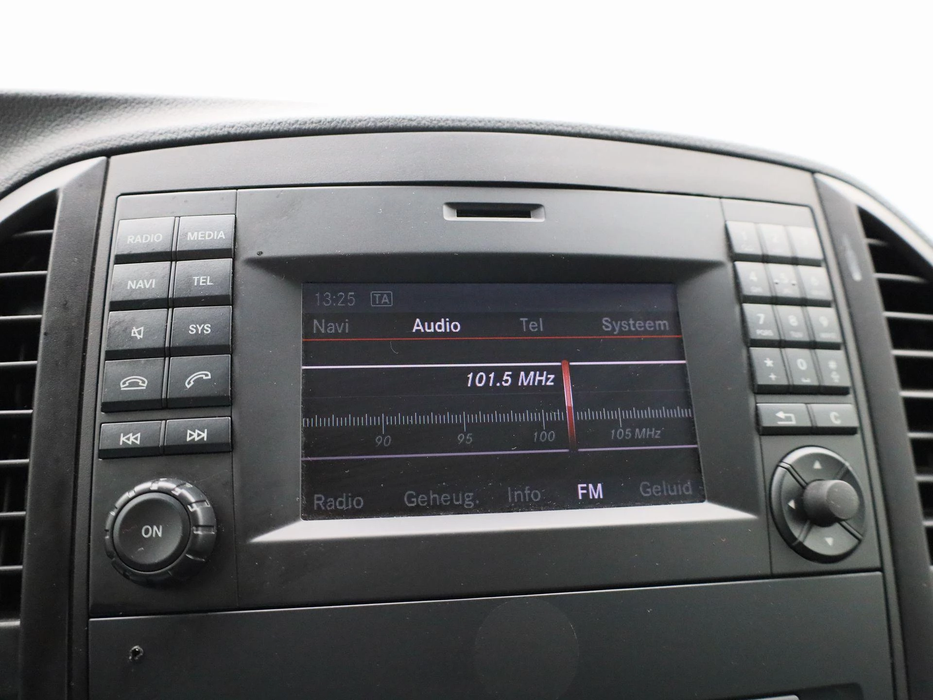 Mercedes-Benz-Vito-image-19